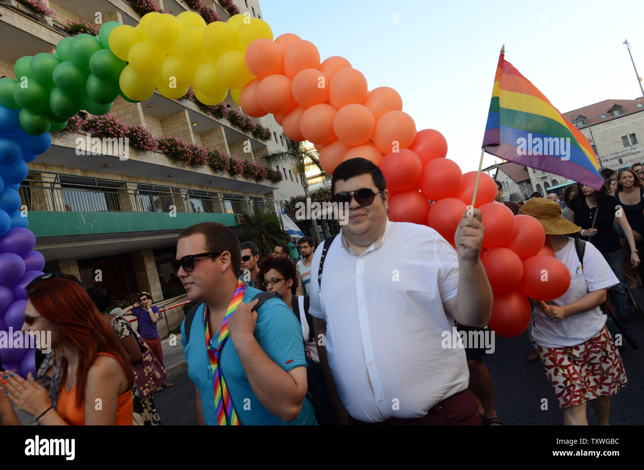 Israelis März in die jährliche Gay Pride Parade in Jerusalem, Israel, 1. August 2013. Die Polizei nahm eine Ultra-Mann für das Werfen von stinkbomben an die Demonstranten. UPI/Debbie Hill Stockfoto