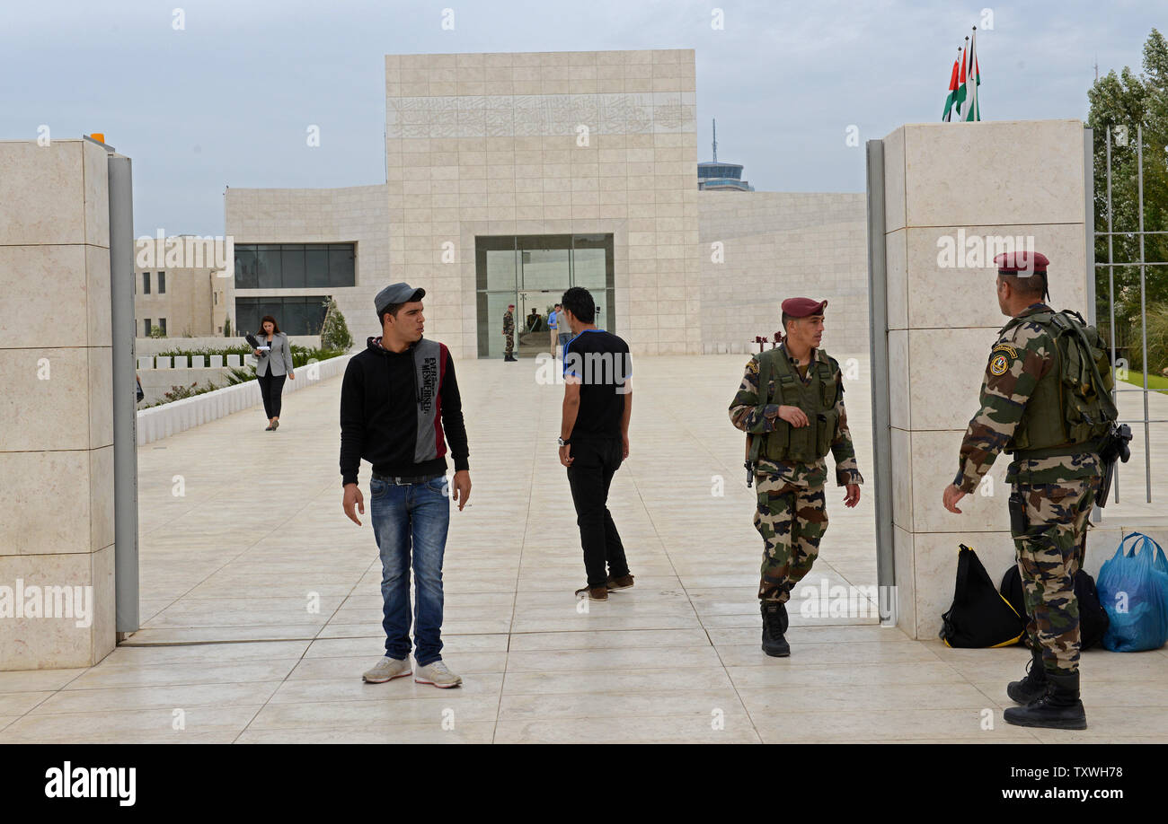 Die palästinensischen Sicherheitskräfte zu Fuß außerhalb des Tores zum Mausoleum, in dem sich das Grab des verstorbenen Palästinenserführer Jassir Arafat in der Muquata in Ramallah, West Bank, November 7, 2013. Laut Al Jazeera fernsehen, ein Schweizer gerichtliche Mannschaft hat festgestellt, dass Arafat wurde zum Tod im Jahr 2004 vergiftet mit radioaktivem Polonium. Arafats Grab wurde in Ramallah, West Bank, im vergangenen November eröffnete der Proben von seinem Körper Beweis einer angeblichen Vergiftung zu suchen. Das Schweizer Team gefunden Ebenen von Polonium mindestens 18 Mal höher als normal in Arafats Rippen, des Beckens und im Boden, die absorbiert Stockfoto