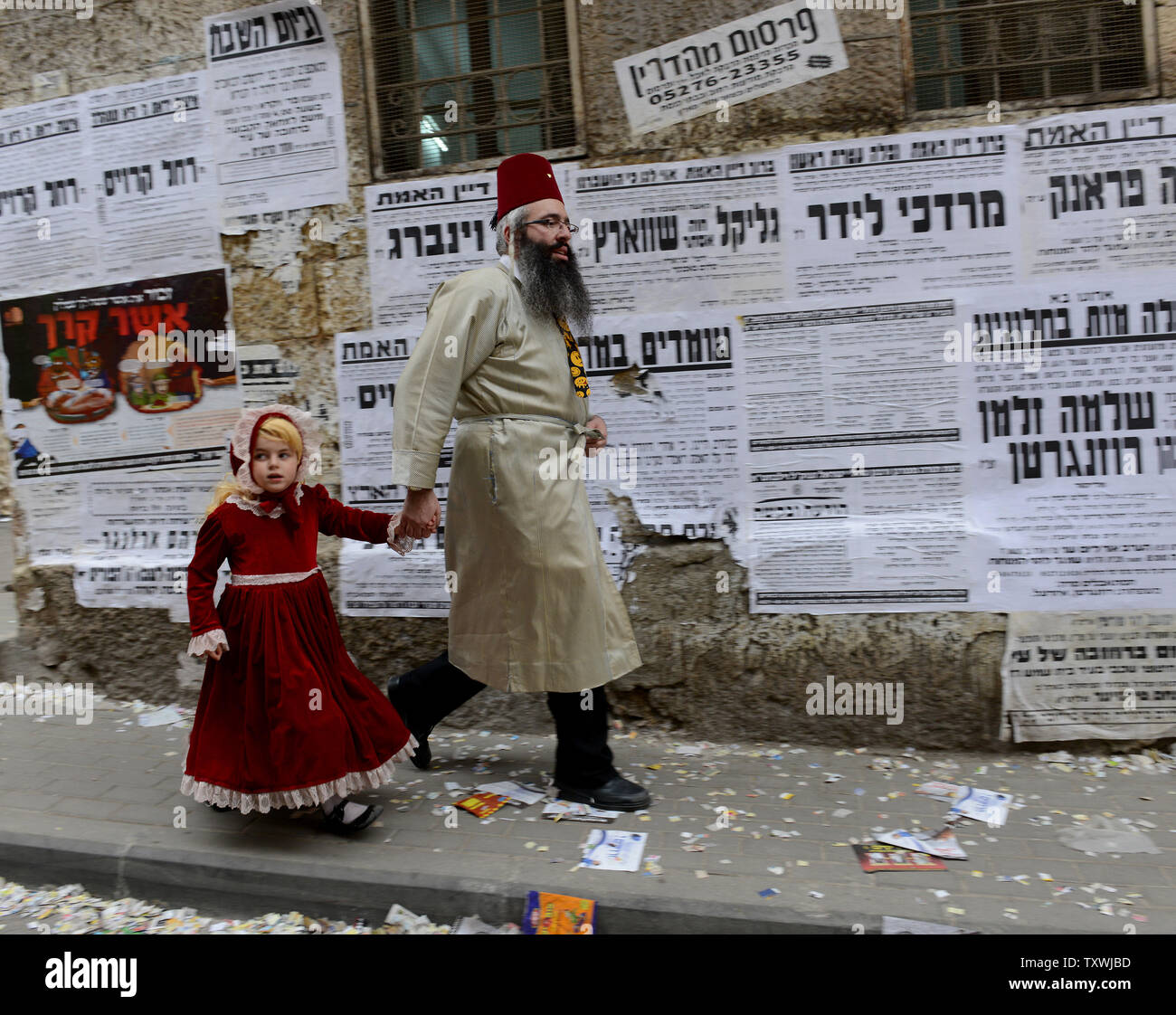 Eine ultra-orthodoxe jüdische Mädchen trägt ein Kostüm auf das Fest Purim in Mea Shearim in Jerusalem, Israel, 17. März 2014. Die purim Urlaub erinnert an die Befreiung des jüdischen Volkes von Völkermord im alten Persien, wie sie im Buch Esther erzählt. UPI/Debbie Hügel. Stockfoto