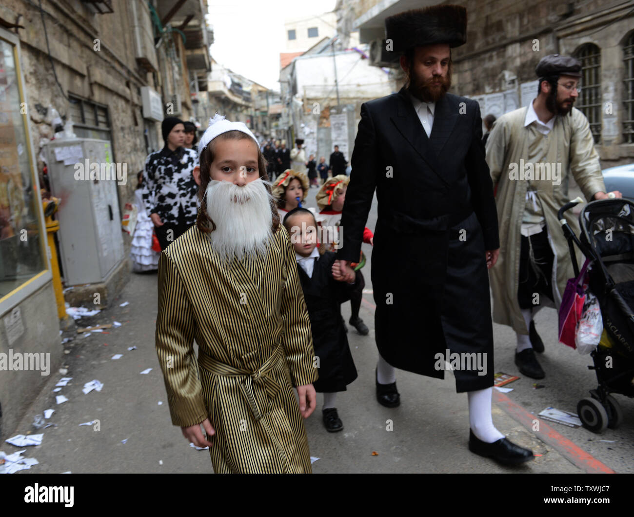 Eine ultra-orthodoxe jüdische Junge trägt ein Kostüm auf das Fest Purim in Mea Shearim in Jerusalem, Israel, 17. März 2014. Die purim Urlaub erinnert an die Befreiung des jüdischen Volkes von Völkermord im alten Persien, wie sie im Buch Esther erzählt. UPI/Debbie Hügel. Stockfoto