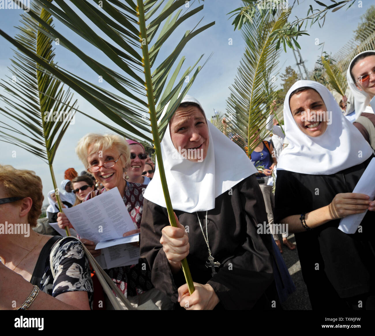 Katholische Nonnen tragen Palmzweige während der jährlichen Palmsonntag Prozession auf dem Ölberg in Jerusalem, Israel, 13. April 2014. Lokale und internationale Christen ging den Pfad, wo Jesus Christus ein Esel in Jerusalem vor mehr als 2.000 Jahren ritt. Der Palmsonntag ist der Beginn der Heiligen Woche. UPI/Debbie Hill Stockfoto