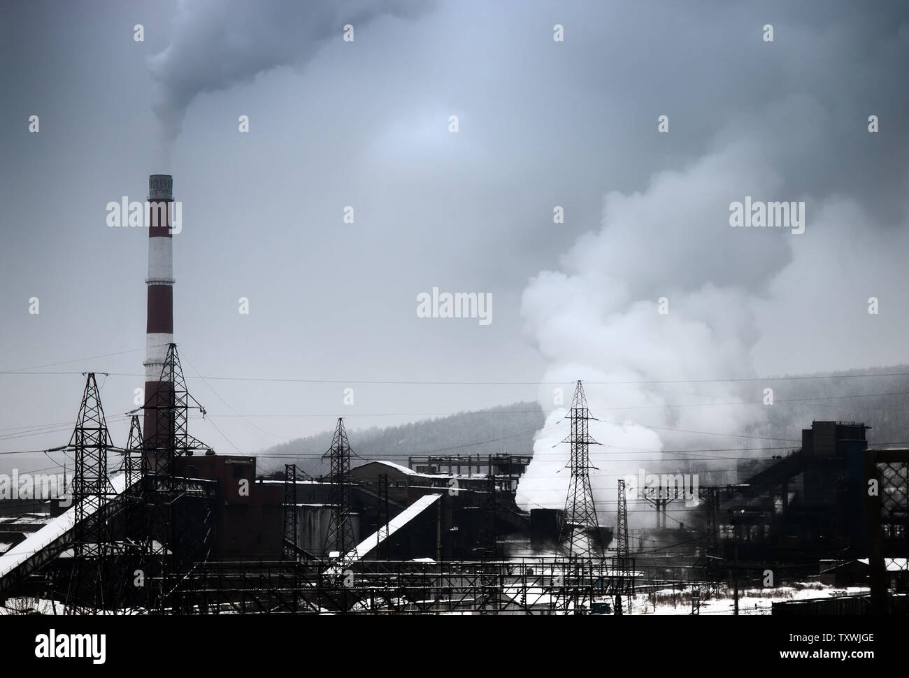 Anlage von Methanol und synthetischen Harzen Hersteller unter den Bergen im Winter Stockfoto