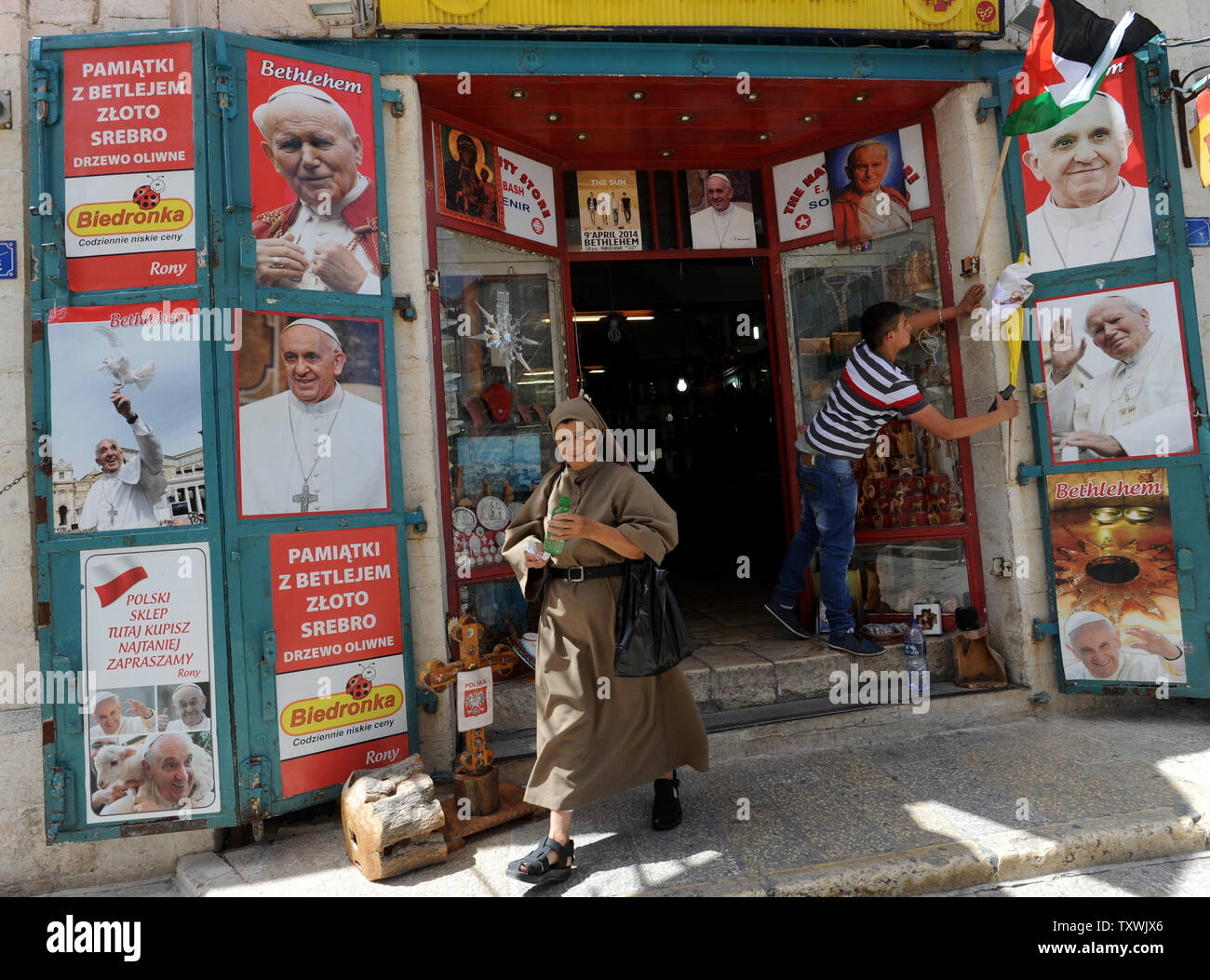 Eine Nonne Geht Aus Einem Sourvenir Shop Mit Poster Von Papst