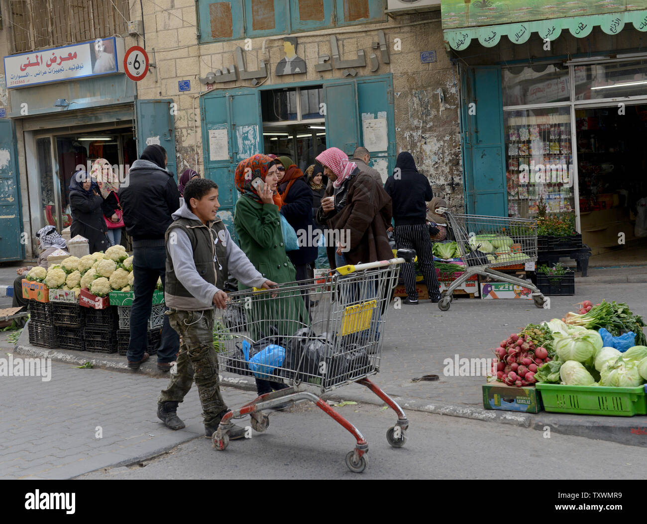 Palästinenser in der Altstadt von Bethlehem, West Bank, 11. Februar 2015. Ein hohes Niveau der Nationalen Palästinensischen Ausschuss gab es Geschäfte in der West Bank angewiesen hat Produkte von sechs großen israelischen Unternehmen sind: Tnuva, die Strauss Group, Osem, Elite und Prigate Jafora-Tabori zu verbieten. Das Verbot soll Israels Entscheidung der Verweigerung des palästinensischen Steuereinnahmen sammelt er im Namen der Palästinensischen Autonomiebehörde Gegenmaßnahme. West Bank Lebensmittelgeschäft muss den Verkauf von israelischen Produkten innerhalb von zwei Wochen von heute. Foto von Debbie Hill/UPI Stockfoto