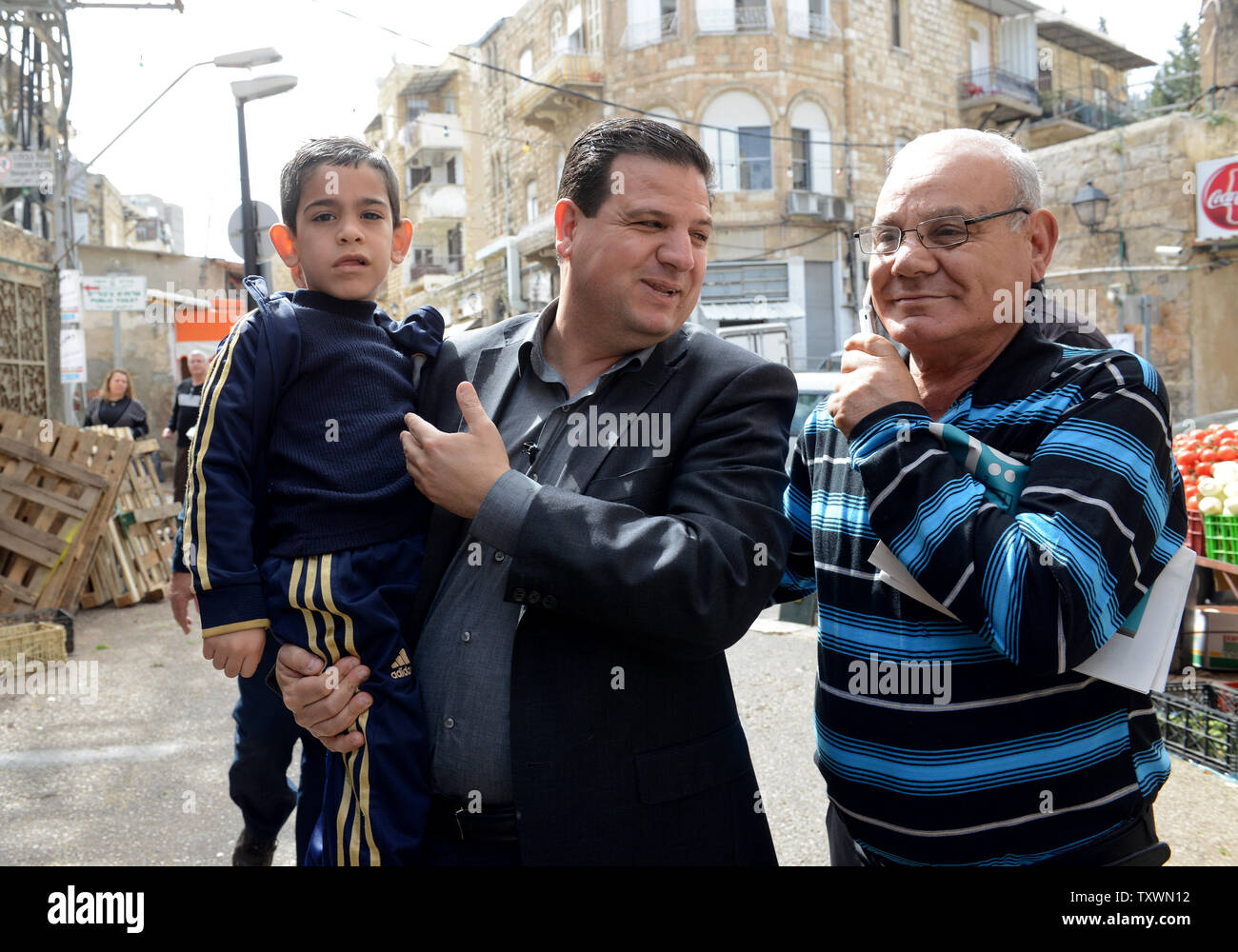 Israelischen arabischen Ayman Odeh, Leiter der arabischen Parteien gemeinsame Liste, hält eine junge Beim in seiner Heimatstadt Haifa, Israel, 28. Februar 2015 Werbetätigkeit. Israelische Umfragen zeigen, dass die arabischen Parteien gemeinsame Liste in der dritten in der bevorstehenden Wahlen in Israel am 17. März kommen könnte. Foto von Debbie Hill/UPI Stockfoto