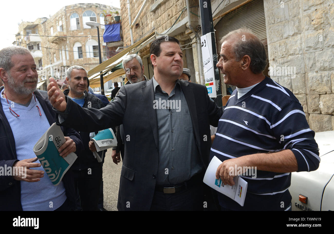 Israelischen arabischen Ayman Odeh, Leiter der arabischen Parteien gemeinsame Liste, Gesten, während sich in seiner Heimatstadt Haifa, Israel, 28. Februar 2015. Israelische Umfragen zeigen, dass die arabischen Parteien gemeinsame Liste in der dritten in der bevorstehenden Wahlen in Israel am 17. März kommen könnte. Foto von Debbie Hill/UPI Stockfoto