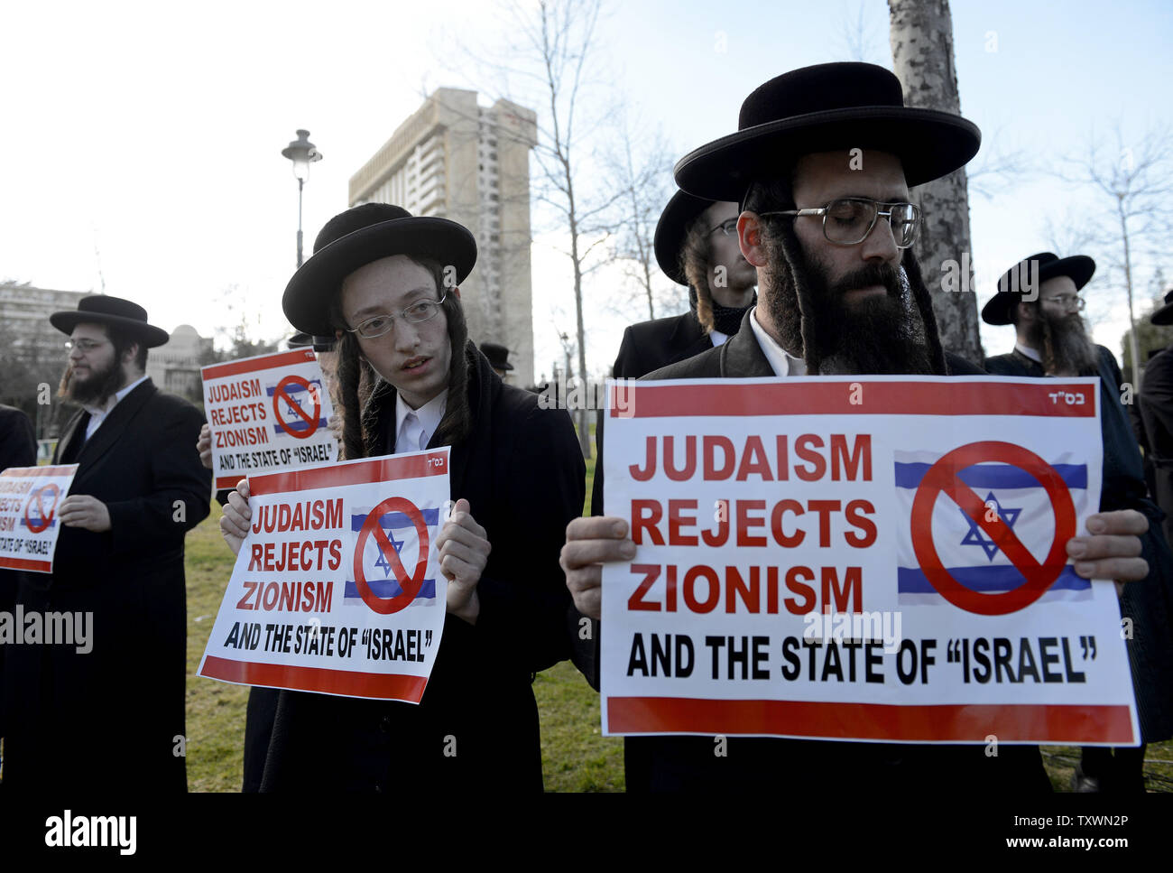 Ultra-orthodoxe Juden aus der Neturei Karta Gruppe Protest vor dem Amerikanischen Konsulat in Jerusalem, Israel, der heutigen Rede des israelischen Ministerpräsidenten Benjamin Netanjahu an den US-Kongress zu verurteilen, 3. März 2015. Foto von Debbie Hill/UPI Stockfoto