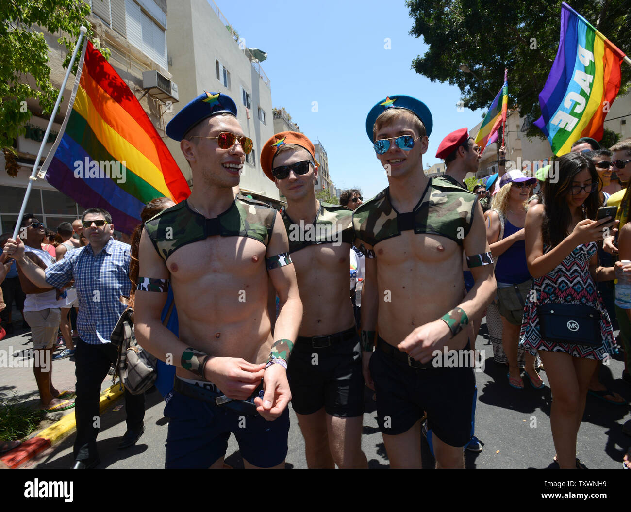 Homosexuelle Touristen tragen Kostüme in der 17. jährliche Gay Pride Parade in Tel Aviv, Israel, 12. Juni 2015. Mehr als 180.000 demonstrierten in die Parade, darunter 30.000 Touristen. Das Thema der Parade war "Tel Aviv liebt alle Geschlechter" in eine gleiche Rechte der Mitglieder Die transgender Community zu fördern. Foto von Debbie Hill/UPI Stockfoto
