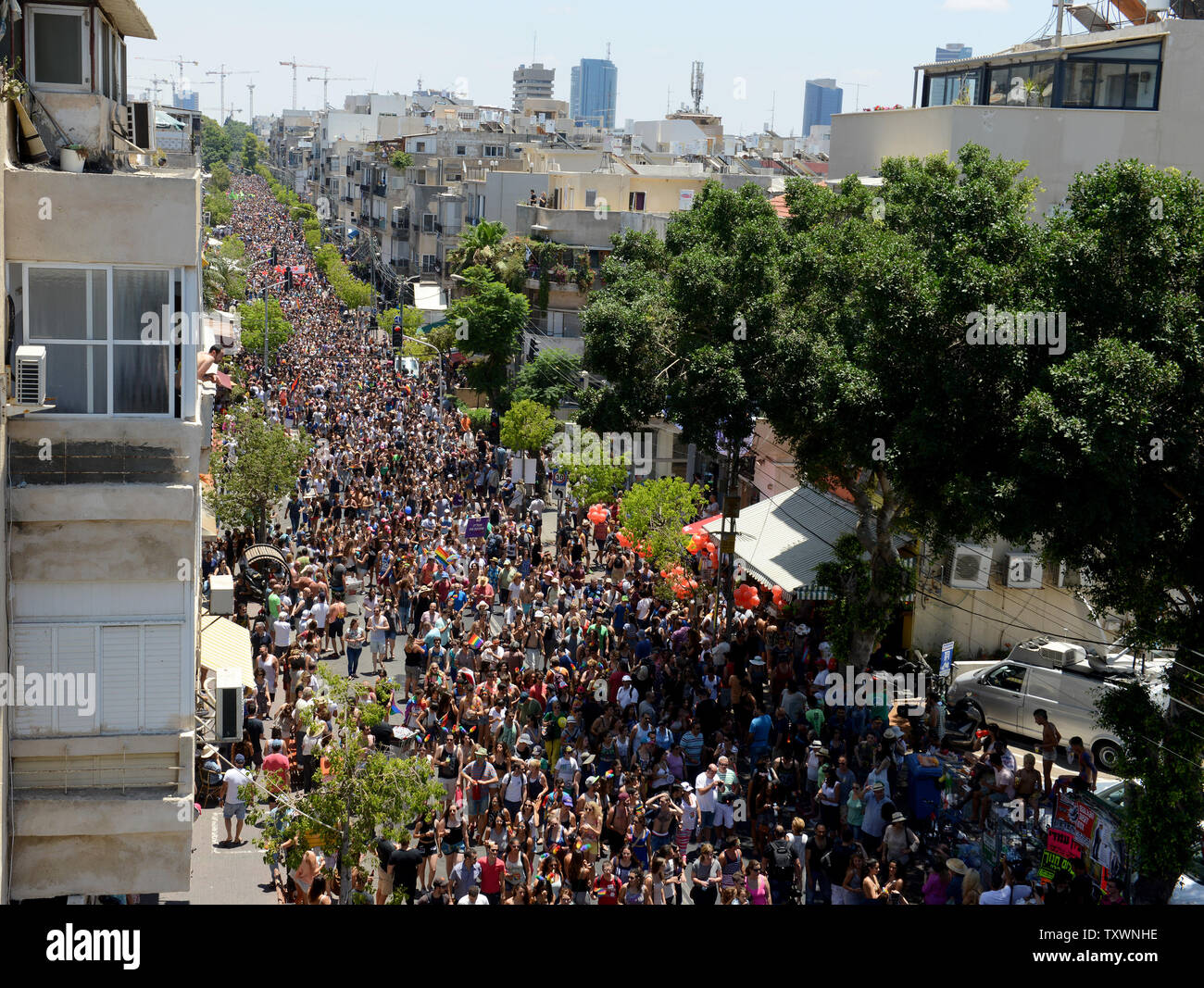 Einen Überblick über die Masse in der 17. jährliche Gay Pride Parade in Tel Aviv, Israel, 12. Juni 2015 marschieren. Mehr als 180.000 demonstrierten in die Parade, darunter 30.000 Touristen. Das Thema der Parade war "Tel Aviv liebt alle Geschlechter" in eine gleiche Rechte der Mitglieder Die transgender Community zu fördern. Foto von Debbie Hill/UPI Stockfoto