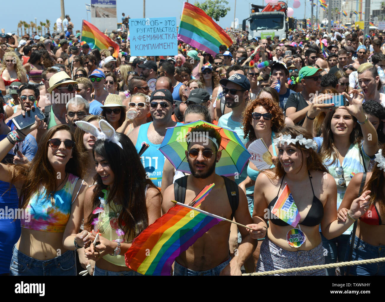 Zehntausende von März in der 17. jährliche Gay Pride Parade in Tel Aviv, Israel, 12. Juni 2015. Mehr als 180.000 demonstrierten in die Parade, darunter 30.000 Touristen. Das Thema der Parade war "Tel Aviv liebt alle Geschlechter" in eine gleiche Rechte der Mitglieder Die transgender Community zu fördern. Foto von Debbie Hill/UPI Stockfoto