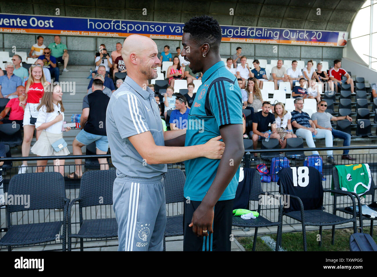 Oldenzaal, Niederlande. 25. Juni 2019. OLDENZAAL, 25-06-2019, Stadion Vondersweijde, Saison 2019/2020, niederländischen Eredivisie, Ajax Trainer Trainer Erik 10 Hag- und Ajax-torhüter Bruno Varela während des Spiels schnell '20 - Ajax. Credit: Pro Schüsse/Alamy leben Nachrichten Stockfoto