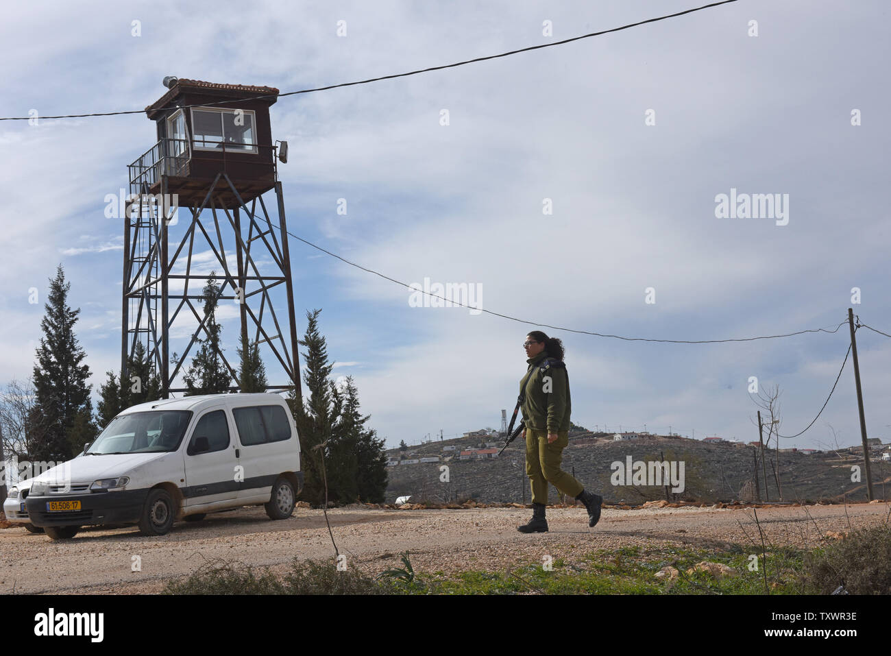 Ein israelischer Soldat Spaziergänge in der Israelischen illegale Ansiedlung outpost Esh Kodesh in der West Bank, 11. Januar 2016. Foto von Debbie Hill/UPI Stockfoto