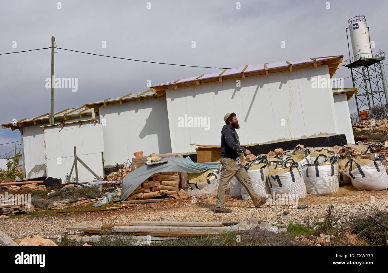 Ein israelischer Siedler Spaziergänge durch ein Haus im Bau in der illegalen Siedlung outpost Esh Kodesh in der West Bank, 11. Januar 2016. Foto von Debbie Hill/UPI Stockfoto