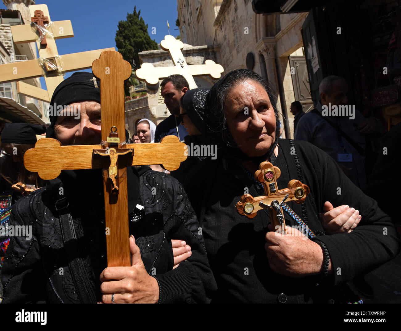 Orthodoxe Christliche Pilger tragen Kreuze auf der Via Dolorosa in der Altstadt von Jerusalem am Karfreitag, 29. April 2016. Karfreitag erinnert an den Weg, den Jesus sein Kreuz zu seiner Kreuzigung auf Golgatha durchgeführt. UPI Stockfoto