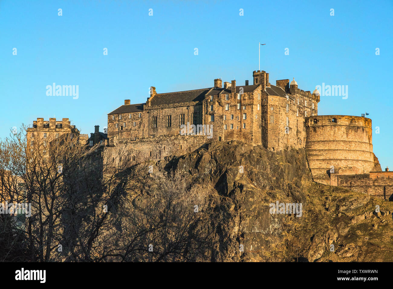 Das Edinburgh Castle, das Schloss in der Sonne im Frühjahr 2019. Edinburgh thront auf den Felsen Stockfoto