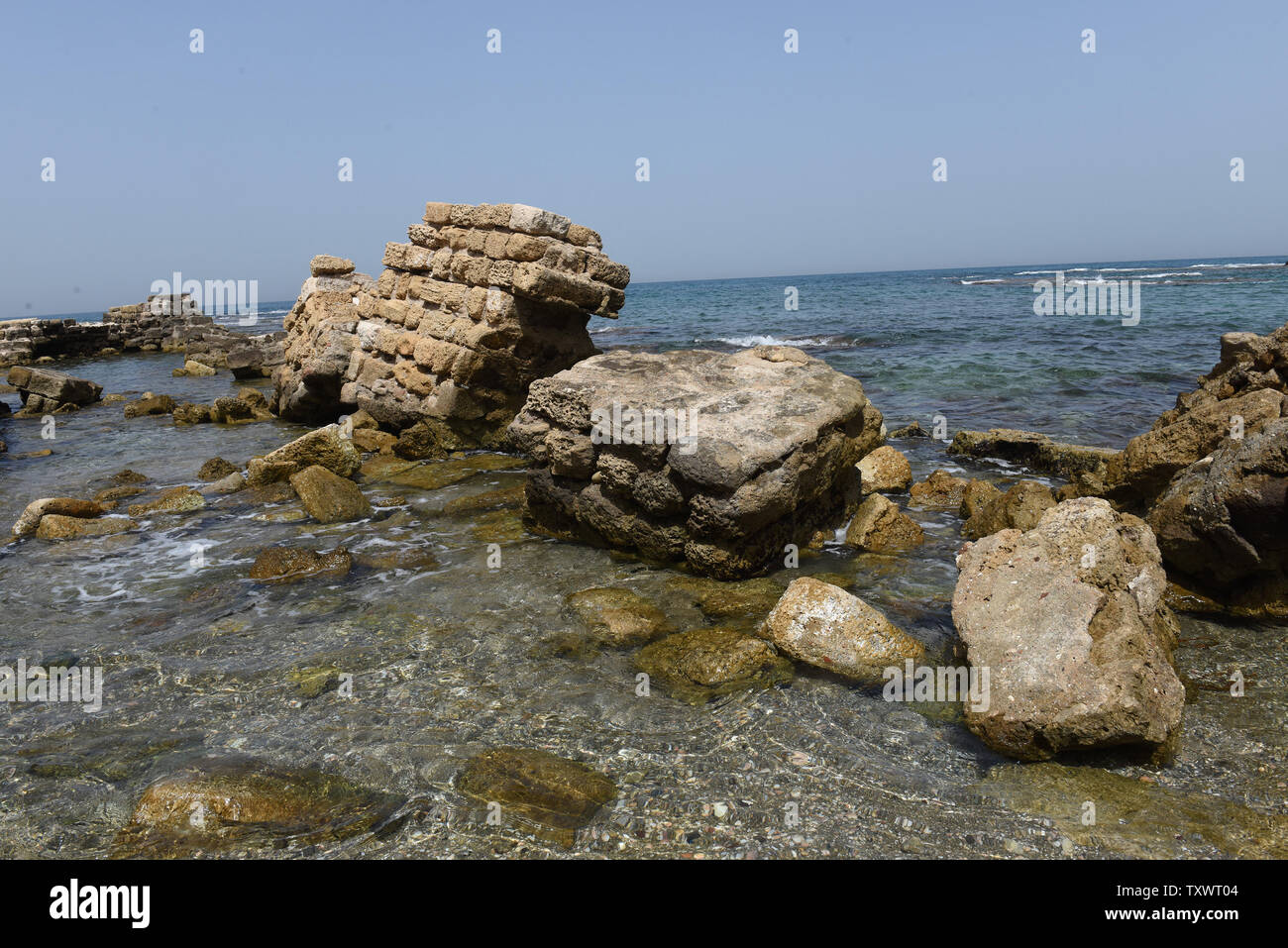Mit einem Blick auf das Mittelmeer, wo Artefakte aus ein Handelsschiff, sank der alte Hafen von Caesarea 1,6000 Jahren von Tauchern im Mittelmeer entdeckt wurde, Meeresboden, Caesarea, Israel, 16. Mai 2016. Hunderte von Münzen und Statuen aus dem späten Römischen Periode wurden vor kurzem nach von einem Kaufmann gesunkenen Schiff verloren gefunden. Die Entdeckung bestehen vor allem aus 'Metal und Bronze, die für Recycling schiefergedeckt war" auf dem Schiff von Cäsarea in der Spätantike, als es sank der antiken mediterranen Hafen von Cäsarea. Foto von Debbie Hill/UPI Stockfoto