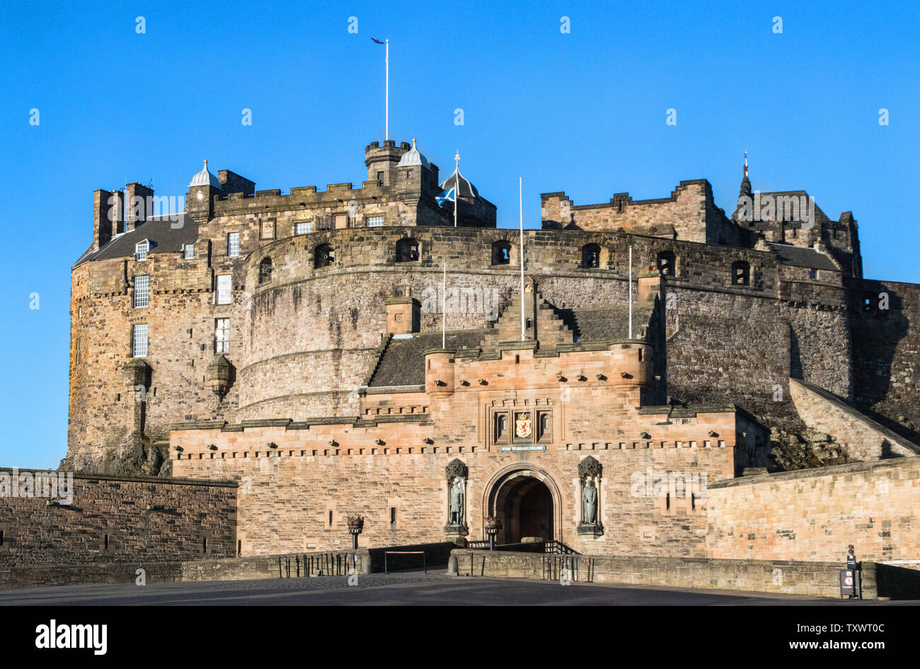 Das Edinburgh Castle, das Schloss in der Sonne im Frühjahr 2019. Edinburgh thront auf den Felsen Stockfoto
