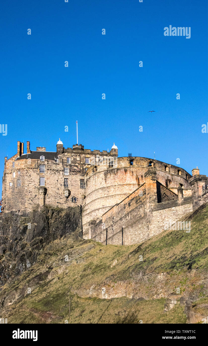 Das Edinburgh Castle, das Schloss in der Sonne im Frühjahr 2019. Edinburgh thront auf den Felsen Stockfoto