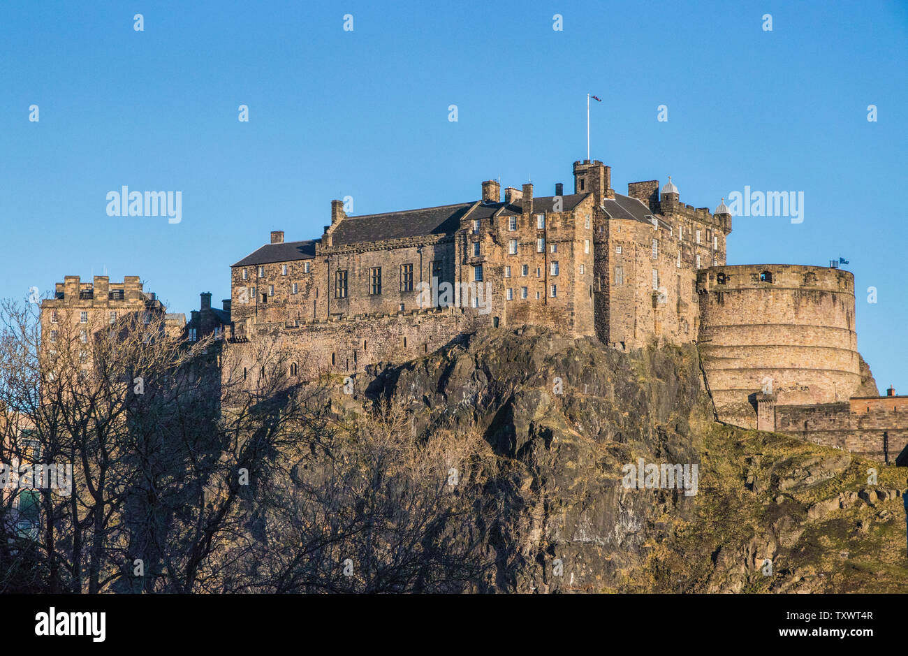 Das Edinburgh Castle, das Schloss in der Sonne im Frühjahr 2019. Edinburgh thront auf den Felsen Stockfoto