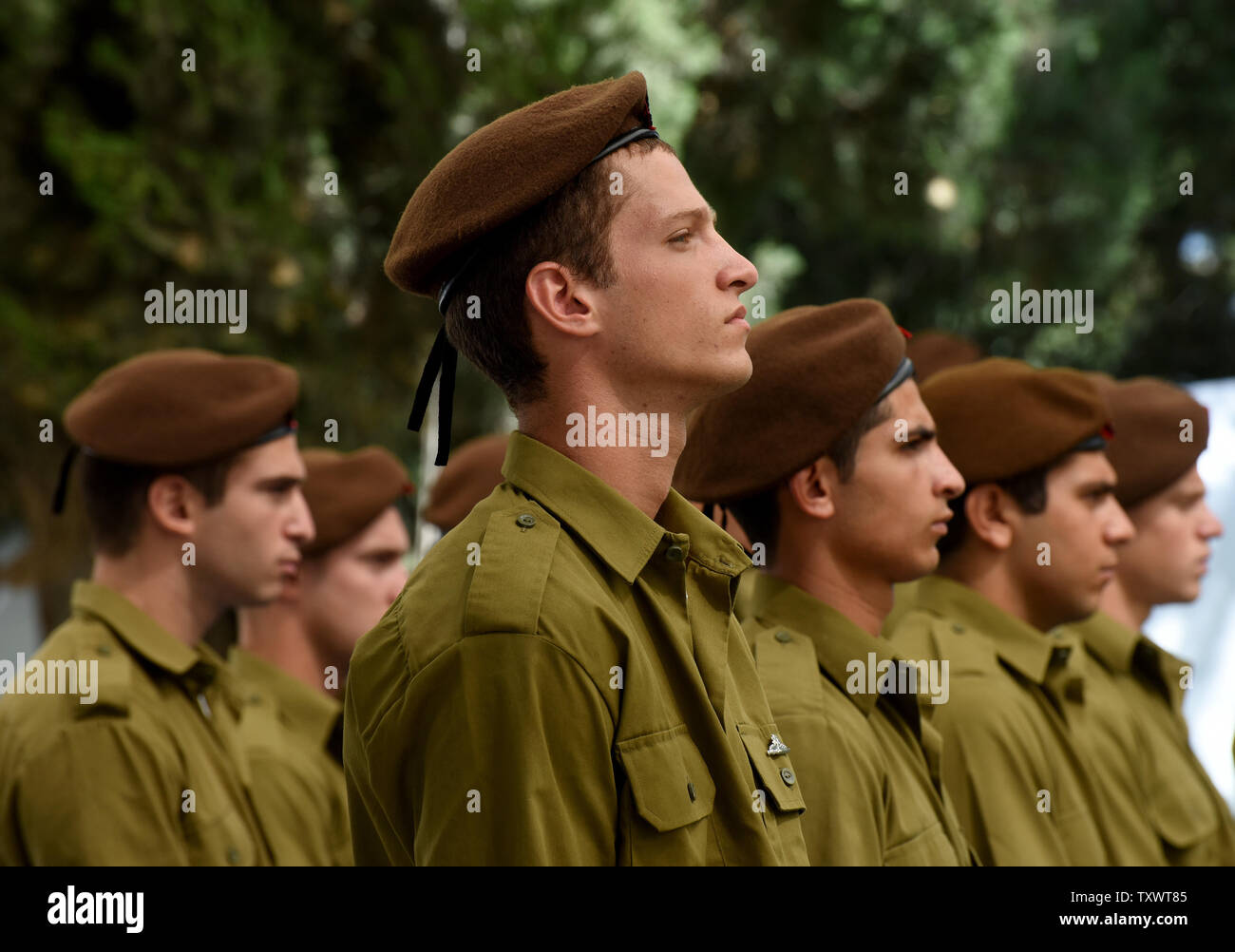 Israelische Soldaten stehen stramm an der Staatlichen Gedenkstätte Festakts 10 Jahre seit dem Zweiten Libanonkrieg im Mt. Herzl Soldatenfriedhof in Jerusalem, Israel, 19. Juli 2016. Der zweite Libanonkrieg zwischen Israel und der Hisbollah wurde ab Juli 12 gekämpft - 14. August 2006. Foto von Debbie Hill/UPI Stockfoto