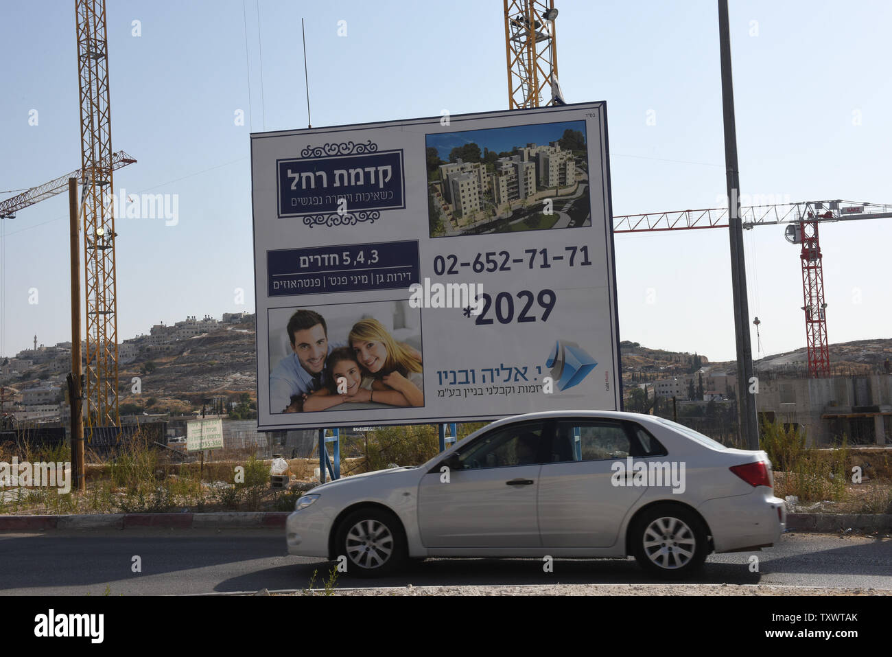 Ein Plakat wirbt für neue Wohnungen im Bau in der israelischen Siedlung Har Homa im Süden Osten Jerusalem, 2. August 2016. Das US-Außenministerium verurteilte Israels jüngste Entscheidung Bau in jüdischen Siedlungen im Westjordanland und in Ostjerusalem zu erweitern. Foto von Debbie Hill/UPI Stockfoto