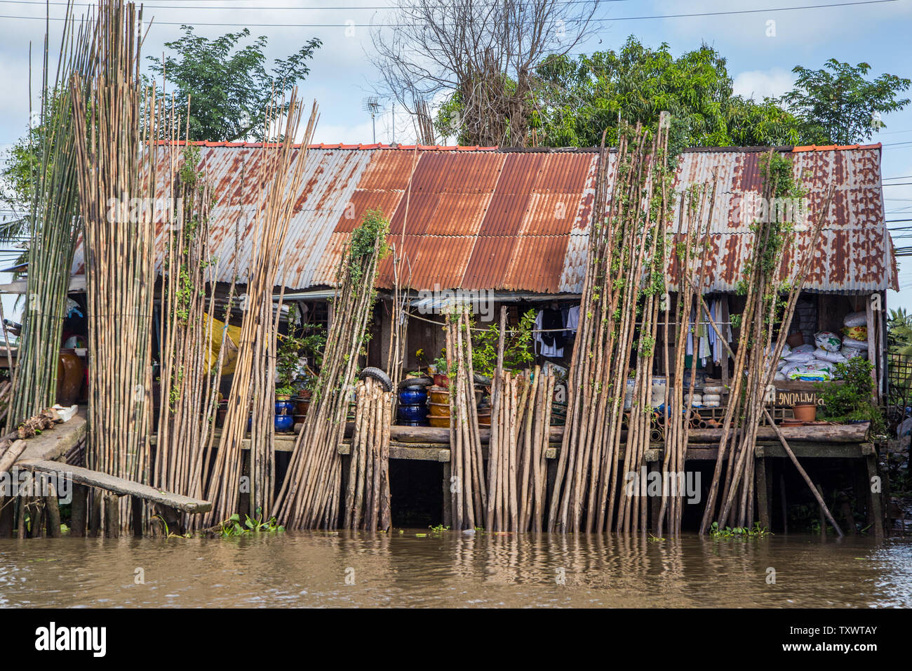 Huen Cai, Tien Giang, Vietnam - Dezember 16, 2013: Eine bescheidene vietnamesischen Haus am Mekong Fluss in der Nähe der schwimmenden Markt Stockfoto