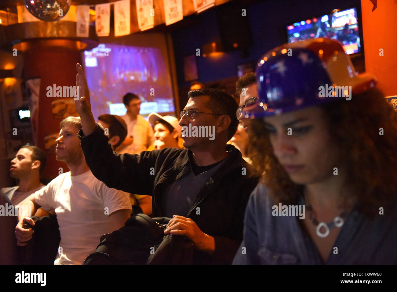 Amerikanische und israelische Trump Anhänger sehen Sie live Updates der US-Präsidentschaftswahlen Ergebnisse in Mike's Place Bar im Zentrum von Jerusalem, Israel, November 9, 2016. Foto von Debbie Hill/UPI Stockfoto