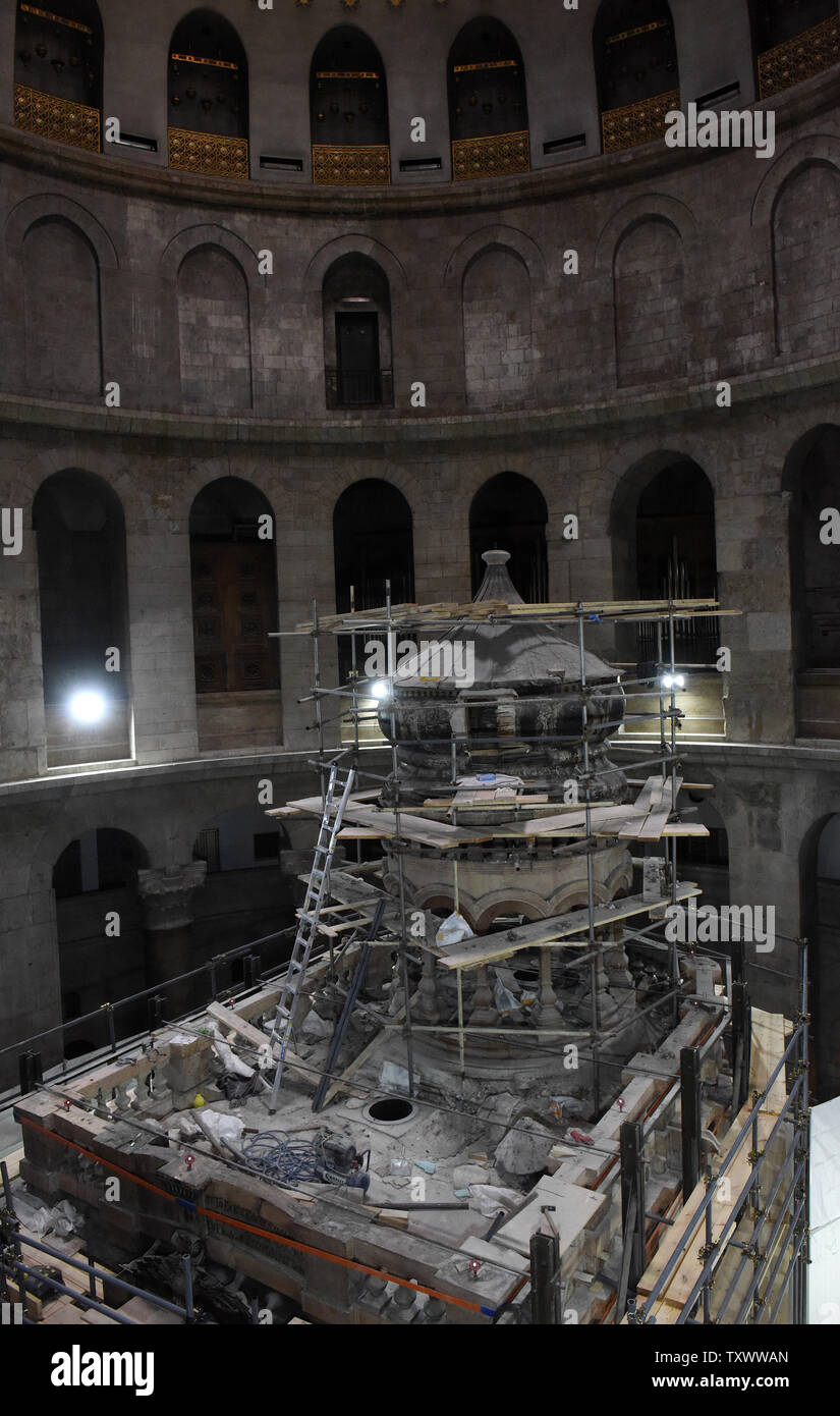 Ein Blick auf das Grab Jesu Christi in der Kirche des Heiligen Grabes in der Altstadt von Jerusalem, Israel, November 24, 2016. Archäologe Wissenschaftler haben die ursprüngliche Fläche von, was während der Arbeit im Naturschutz geglaubt, der traditionellen Grablege Jesu zu sein. Nach den Körper von Jesus Tradition wurde in eine Tropfsteinhöhle nach seiner Kreuzigung durch die Römer 30 n. Chr. Foto von Debbie Hill/UPI festgelegt Stockfoto