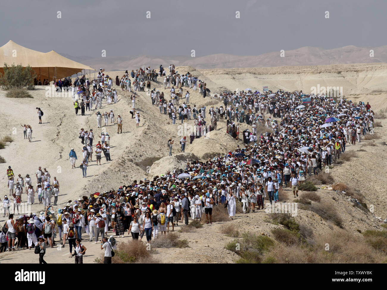 Israelische und palästinensische Frauen gehen in die Frauen Lohn Friedensmarsch im Jordantal, West Bank, 8. Oktober 2017. Tausende von palästinensischen und israelischen Frauen gemeinsam auf ihre Regierungen auffordern, ein Friedensabkommen zu erreichen und eine bessere Zukunft für ihre Kinder versichern. Foto von Debbie Hill/UPI Stockfoto