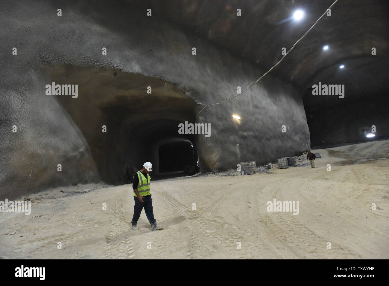 Itzik Behar, Project Engineer, Spaziergänge in die Tunnel, die katakombe Grabstellen wird in die unterirdischen Tunnel Beerdigung auf dem Friedhof Givat Shaul, Har HaMenuchot in Jerusalem, Israel, November 26, 2017 Haus. Wegen Überfüllung und Mangel an Land für Grabstätten in Jerusalem, die religiöse Beerdigung Gesellschaft Chewrah Kaddischa, den Bau der riesigen unterirdischen Grabstätte, die Platz für mehr als 22.000 Gräber zur Verfügung stellen wird. Foto von Debbie Hill/UPI Stockfoto