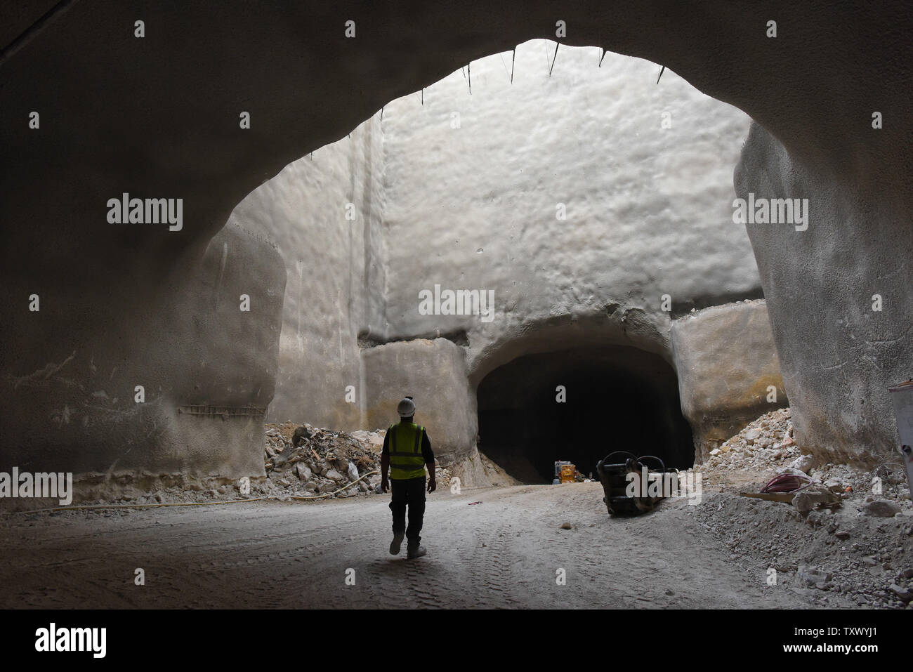 Itzik Behar, Project Engineer, Spaziergänge in die Tunnel, die katakombe Grabstellen wird in die unterirdischen Tunnel Beerdigung auf dem Friedhof Givat Shaul, Har HaMenuchot in Jerusalem, Israel, November 26, 2017 Haus. Wegen Überfüllung und Mangel an Land für Grabstätten in Jerusalem, die religiöse Beerdigung Gesellschaft Chewrah Kaddischa, den Bau der riesigen unterirdischen Grabstätte, die Platz für mehr als 22.000 Gräber zur Verfügung stellen wird. Foto von Debbie Hill/UPI Stockfoto