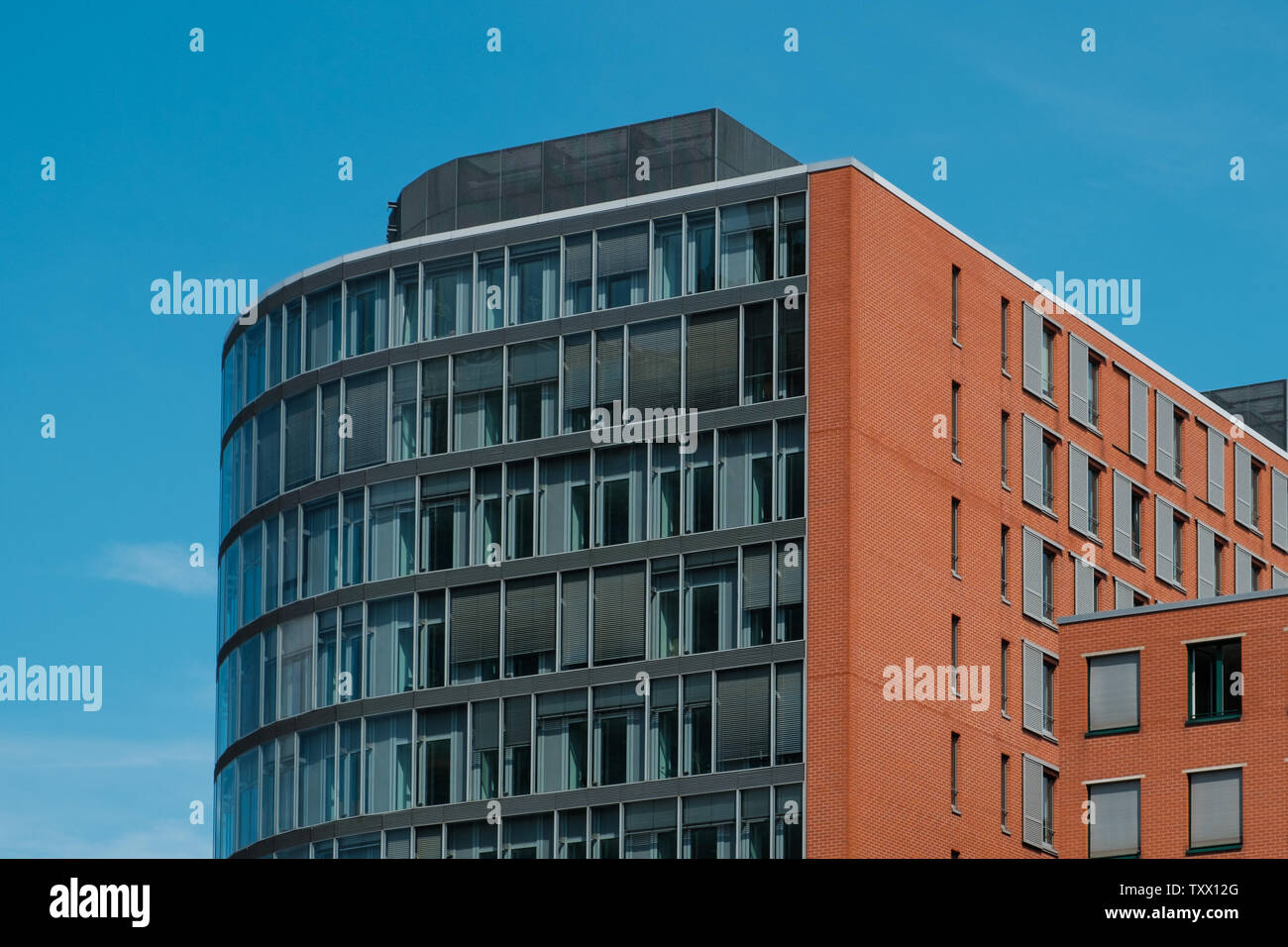 Immobilien Exterieur, modernes Gebäude Fassade und blauen Himmel - Stockfoto