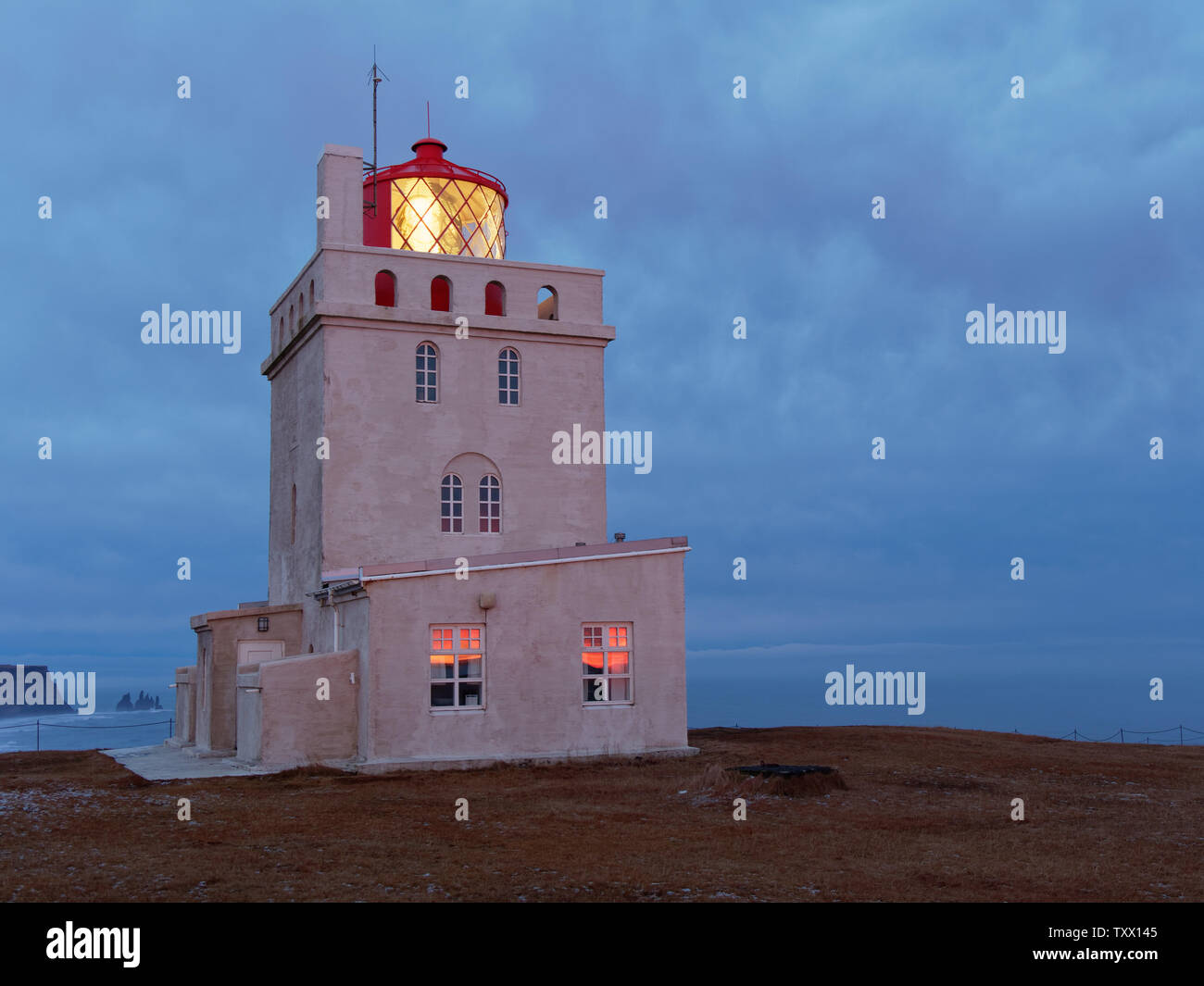 Light Tower Kap dyrholaey am Abend Stockfoto