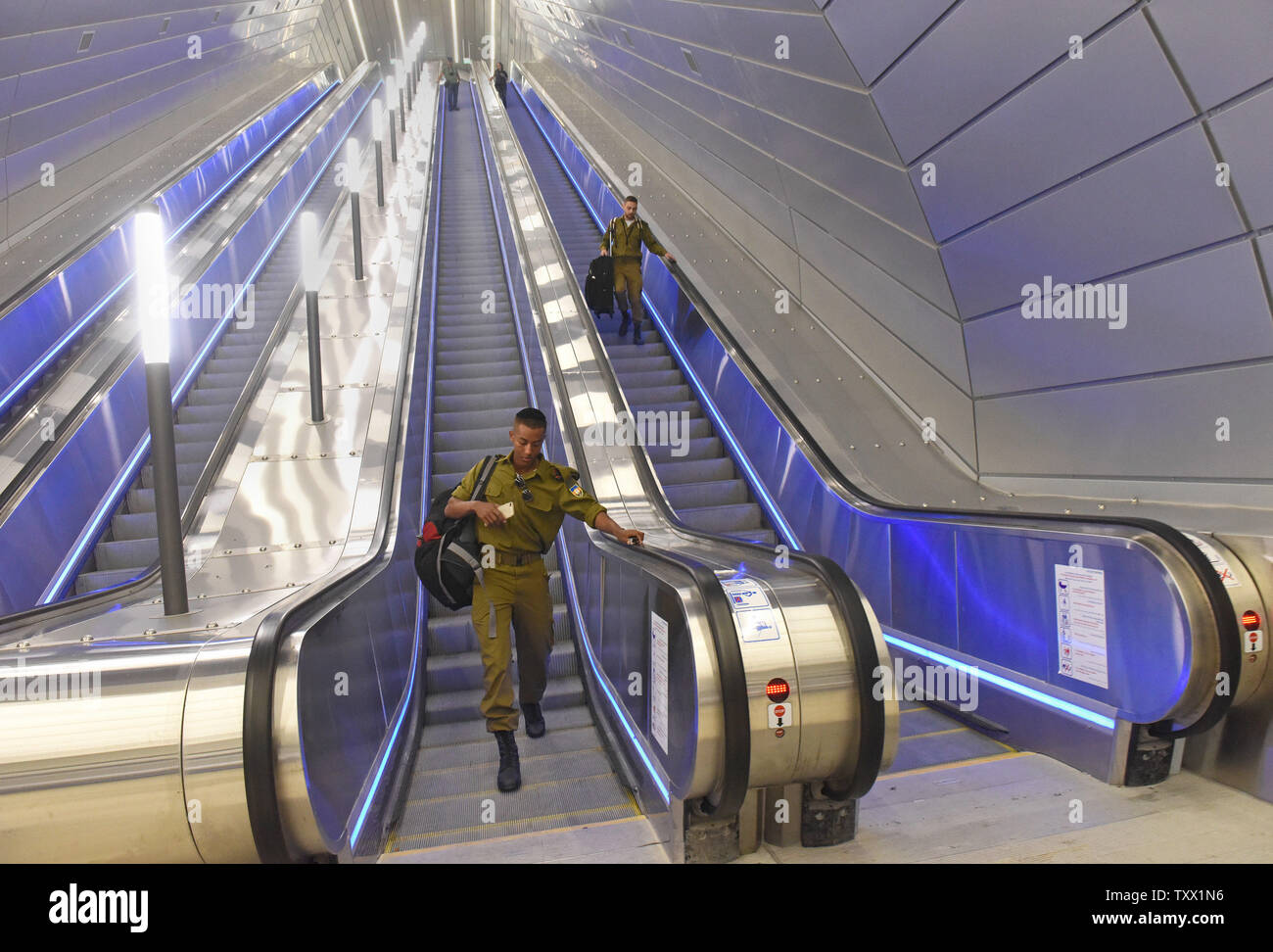 Israelis Soldaten fahrt Fahrtreppen 80 Meter bzw. 260 Meter unter der Erde, auf den Bahnsteigen in der neuen Yitzhak Navon Bahnhof in Jerusalem, 25. September 2018. Die neue Linie eröffnet heute für Pendler nach zehnjähriger Verzögerung. Erste Phase des elektrischen High Speed Train werden die Pendler aus Jerusalem, um Ben Gurion International Airport, wo Sie zu einem Diesel Zug nach Tel Aviv ändern, bis die elektrischen Leitungen abgeschlossen sind. Verkehrsminister Israel Katz will die Bahn an das Misttor in der Altstadt von Jerusalem zu erweitern und die stoppen, nachdem US-Präsident Donald T zu nennen. Stockfoto