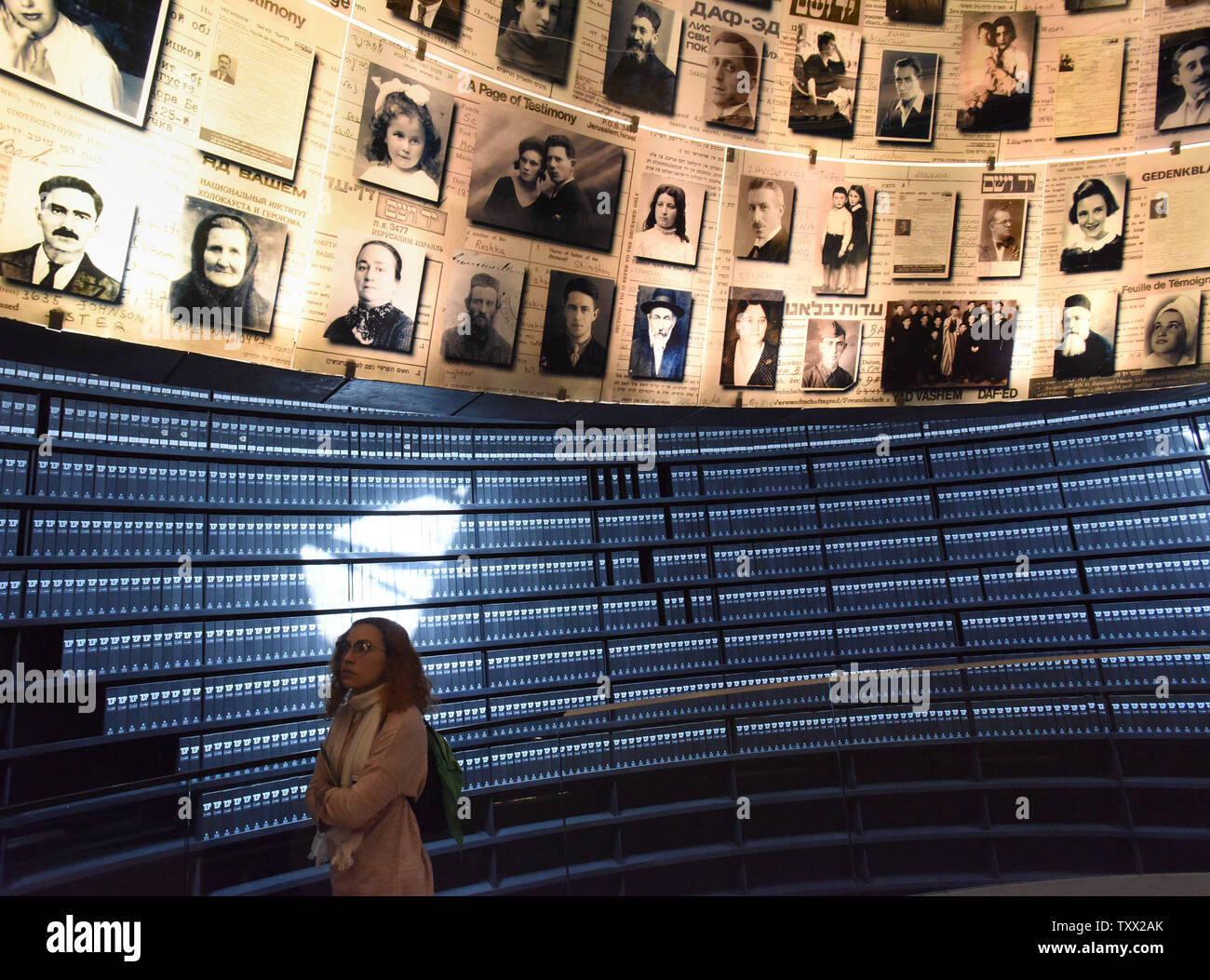 Eine Frau besucht die Yad Vashem Holocaust Museum, das der Völkermord an sechs Millionen Juden erinnert, die das nationalsozialistische Regime während des Zweiten Weltkrieges, am 24. Januar 2019. Die jährlichen Internationalen Holocaust Gedenktag ist der 27. Januar, der Tag im Jahr 1945, wenn das grösste Konzentrations- und Vernichtungslager Auschwitz-Birkenzu wurde von sowjetischen Truppen befreit. Das Thema des diesjährigen Gedenkens ist 'Erinnerung an den Holocaust: Nachfrage und verteidigen Sie Ihre Menschenrechte.' Das Thema fördert Jugendliche aus den Lehren aus dem Holocaust zu lernen, mit dem Aufstieg der Neo-Nazism und der Hass Gruppen, dass der Antisemitismus und Hut Stockfoto