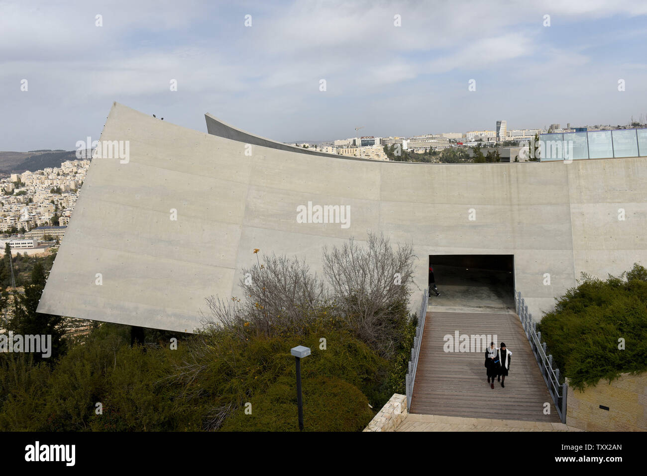 Die Besucher gehen außerhalb des Yad Vashem Holocaust Museum, das der Völkermord an sechs Millionen Juden erinnert, die das nationalsozialistische Regime während des Zweiten Weltkrieges, am 24. Januar 2019. Die jährlichen Internationalen Holocaust Gedenktag ist der 27. Januar, der Tag im Jahr 1945, wenn das grösste Konzentrations- und Vernichtungslager Auschwitz-Birkenzu wurde von sowjetischen Truppen befreit. Das Thema des diesjährigen Gedenkens ist 'Erinnerung an den Holocaust: Nachfrage und verteidigen Sie Ihre Menschenrechte.' Das Thema fördert Jugendliche aus den Lehren aus dem Holocaust zu lernen, mit dem Aufstieg der Neo-Nazism und der Hass Gruppen, die den Antisemitismus Stockfoto