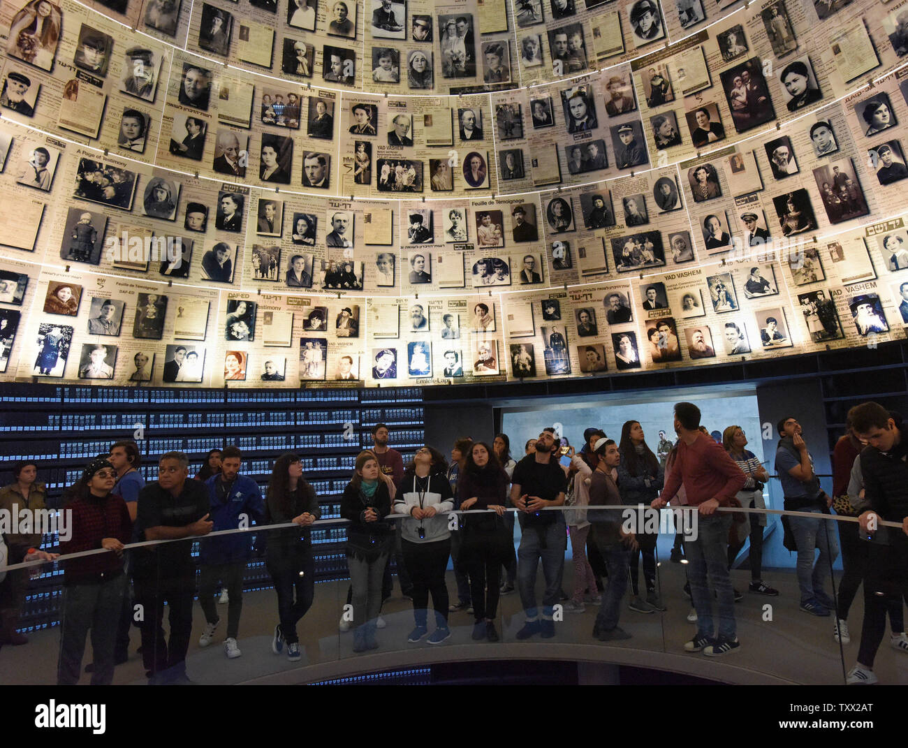 Israelische Studenten besuchen Yad Vashem Holocaust Museum, das der Völkermord an sechs Millionen Juden erinnert, die das nationalsozialistische Regime während des Zweiten Weltkrieges, am 24. Januar 2019. Die jährlichen Internationalen Holocaust Gedenktag ist der 27. Januar, der Tag im Jahr 1945, wenn das grösste Konzentrations- und Vernichtungslager Auschwitz-Birkenzu wurde von sowjetischen Truppen befreit. Das Thema des diesjährigen Gedenkens ist 'Erinnerung an den Holocaust: Nachfrage und verteidigen Sie Ihre Menschenrechte.' Das Thema fördert Jugendliche aus den Lehren aus dem Holocaust zu lernen, mit dem Aufstieg der Neo-Nazism und der Hass Gruppen, dass der Antisemitismus und Stockfoto