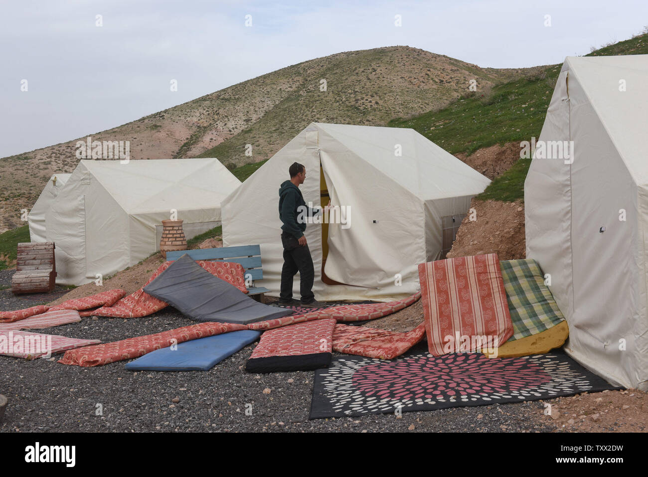 Ein Mann geht in ein Zelt in der Wüste Camping Israel in Kfar Adumim im  Westjordanland, 31. Januar 2019. Amnesty International veröffentlicht einen  Bericht an, in dem Airbnb, Booking.com, Expedia und Trip