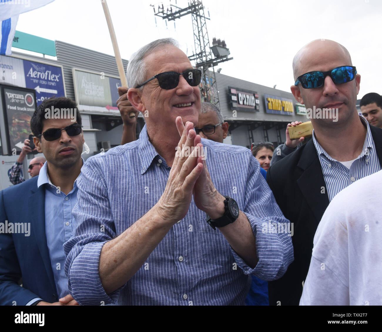 (C) Benny Gantz, der Führer der neuen israelischen Blaue und Weiße Partei der Mitte, grüßt Anhänger an einem Mall in Kiryat Ekron, Israel, April 5, 2019. Gantz, ein ehemaliger Stabschef und General in der Armee, ist der einzige Kandidat mit einer Wahrscheinlichkeit zum Beat der israelische Premierminister Benjamin Netanjahu, wenn Israelis gehen zu den Abstimmungen am 9. April. Foto von Debbie Hill/UPI Stockfoto