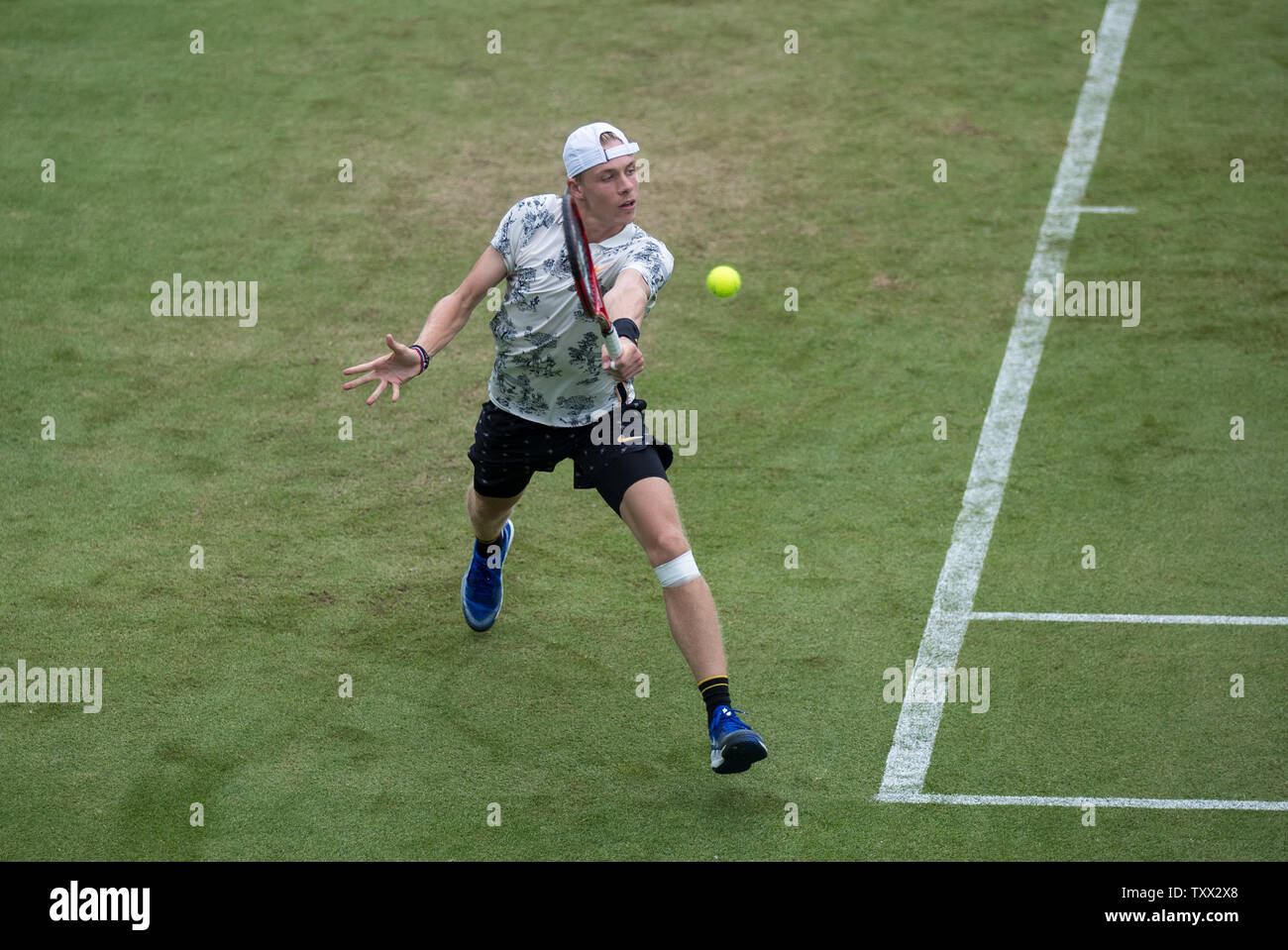 Slough, Großbritannien. 25. Juni 2019. Denis Shapovalov von Kanada während der BOODLES TENNIS 2019 Veranstaltung im Stoke Park, Slough, England am 25. Juni 2019. Foto von Andy Rowland. Credit: PRiME Media Images/Alamy leben Nachrichten Stockfoto