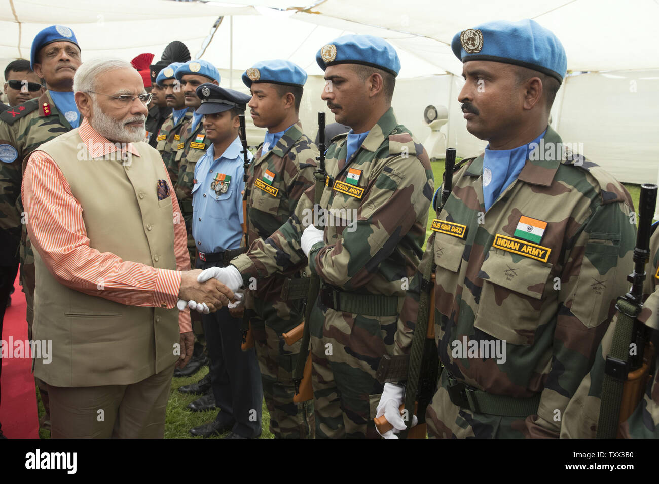 Indische Ministerpräsident Narendra Modi begrüßt die Mitglieder der Indischen Kontingent der UNIFIL (United Nations Interim Force in Lebanon) bei einem Besuch in der indischen Armee Friedhof des Ersten Weltkrieges zu den indischen Soldaten gefallen ehren, die in der israelischen Küstenstadt Haifa, am 6. Juli 2017. Dies ist der letzte Tag von seinem Besuch in der jüdische Staat, der erste, der von einem indischen Premier. Foto von Jack Guez/UPI Stockfoto