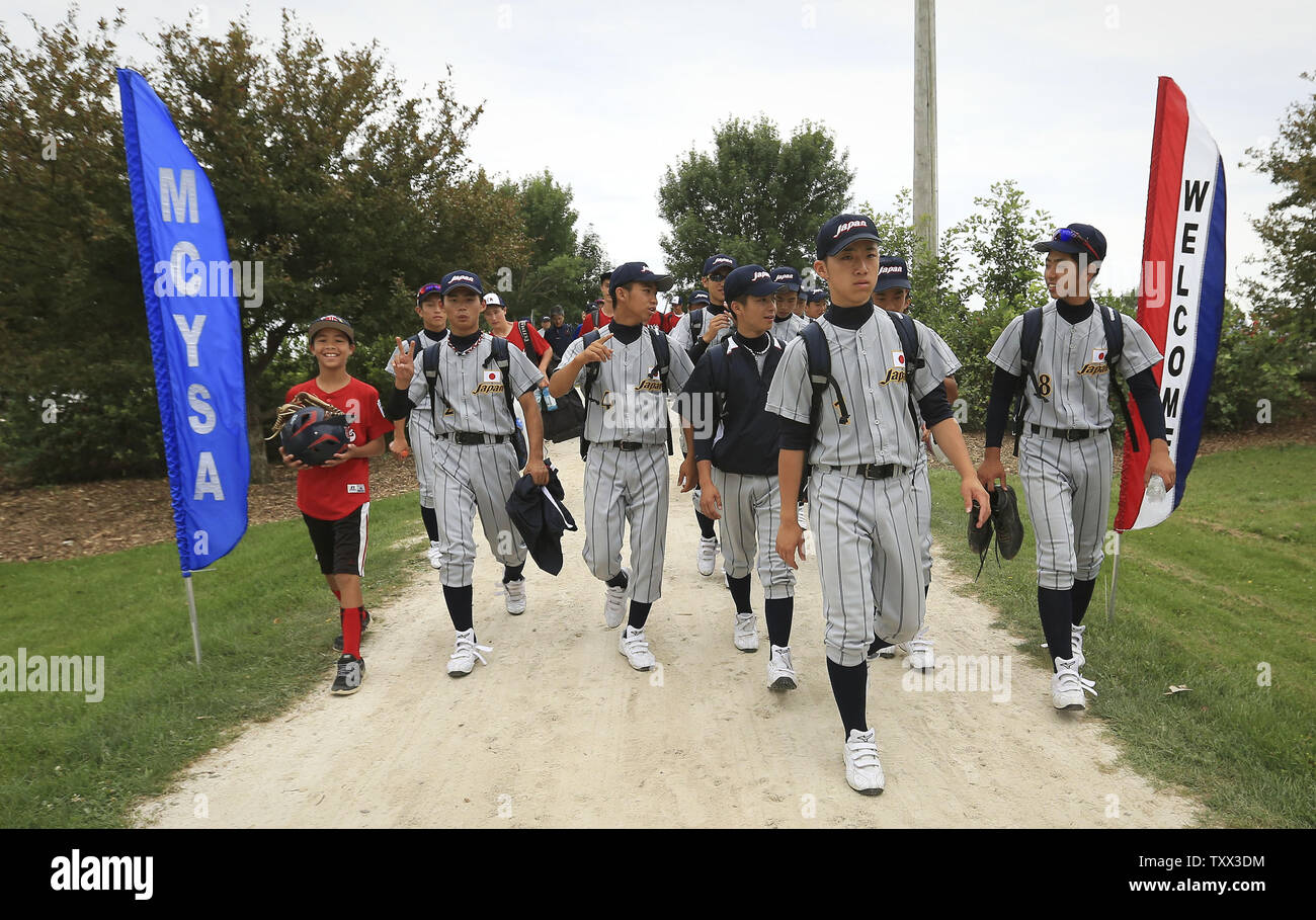 Das japanische Team Spaziergänge auf dem Feld vor ihr Spiel gegen Lakeside Legenden in der McHenry County Youth Sports Association des 23. jährlichen 15-Year-old Internationaler Baseball Turnier am 26. Juli 2015 in Crystal Lake, Illinois. Japan beat Lakeside Legenden 10-1. Foto von John konstantaras/UPI Stockfoto