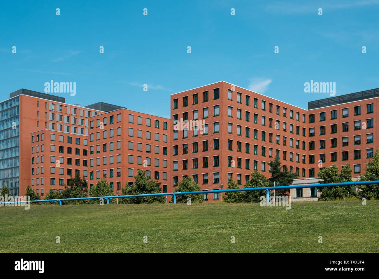 Immobilien Exterieur, modernes Gebäude Fassade und blauen Himmel - Stockfoto