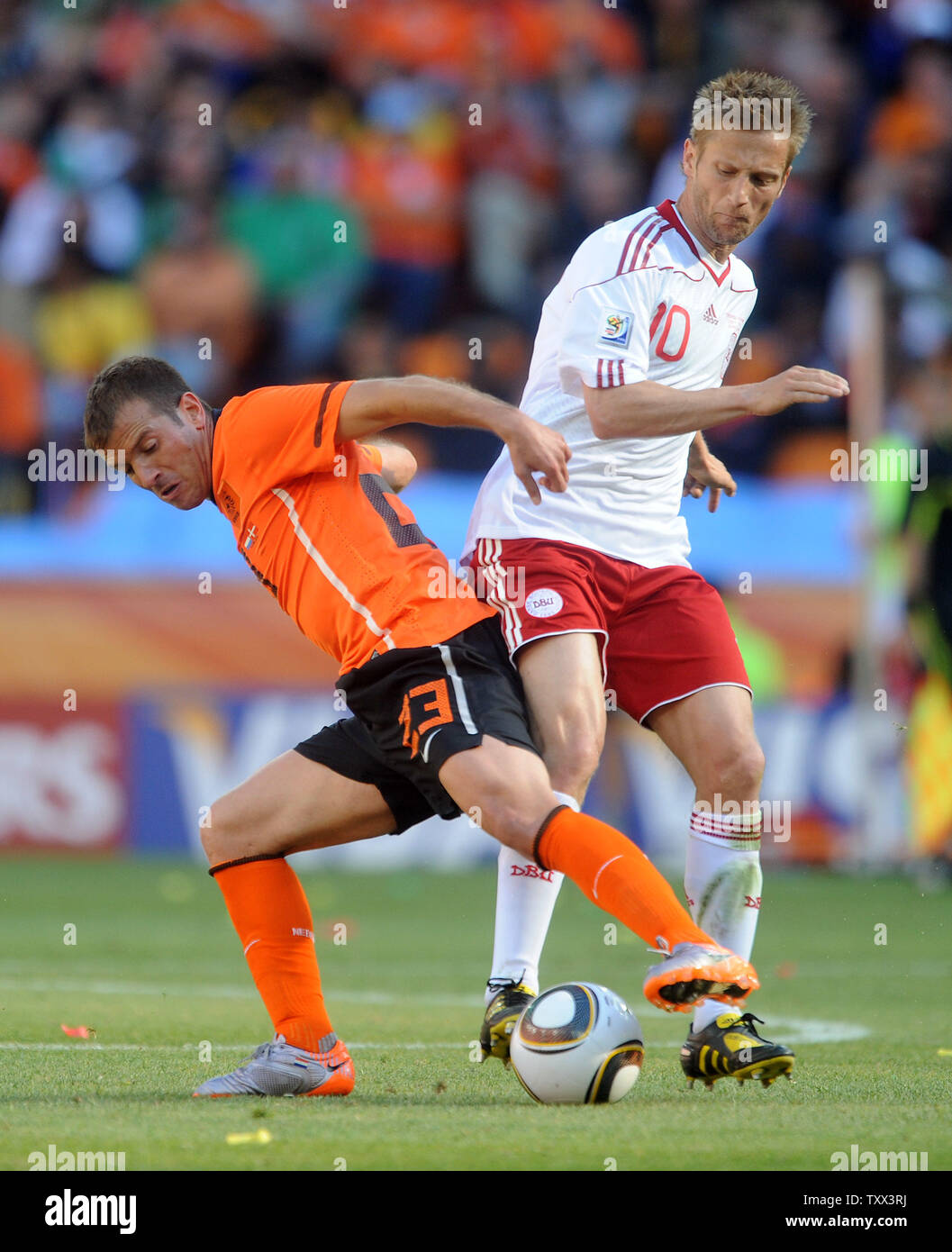 Rafael Van Der Vaart von Holland und Martin Jorgensen von Dänemark während der Gruppe D Spiel im Soccer City in Johannesburg, Südafrika am 13. Juni 2010. UPI/Chris Brunskill Stockfoto