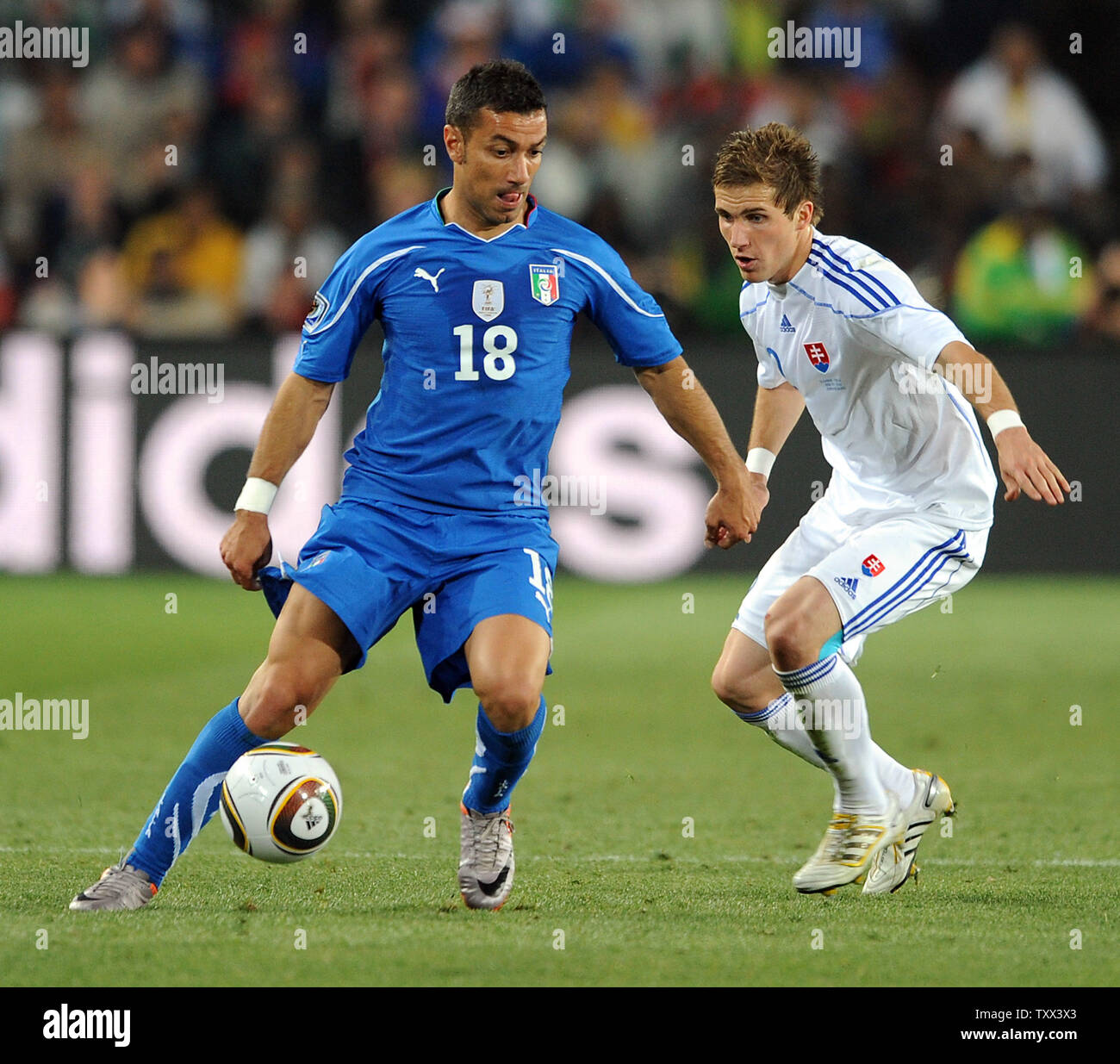 Peter Pekarik der Slowakei und Fabio Quagliarella von Italien die Kugel während der Gruppe F Spiel im Ellis Park in Johannesburg, Südafrika chase am 24. Juni 2010. UPI/Chris Brunskill Stockfoto