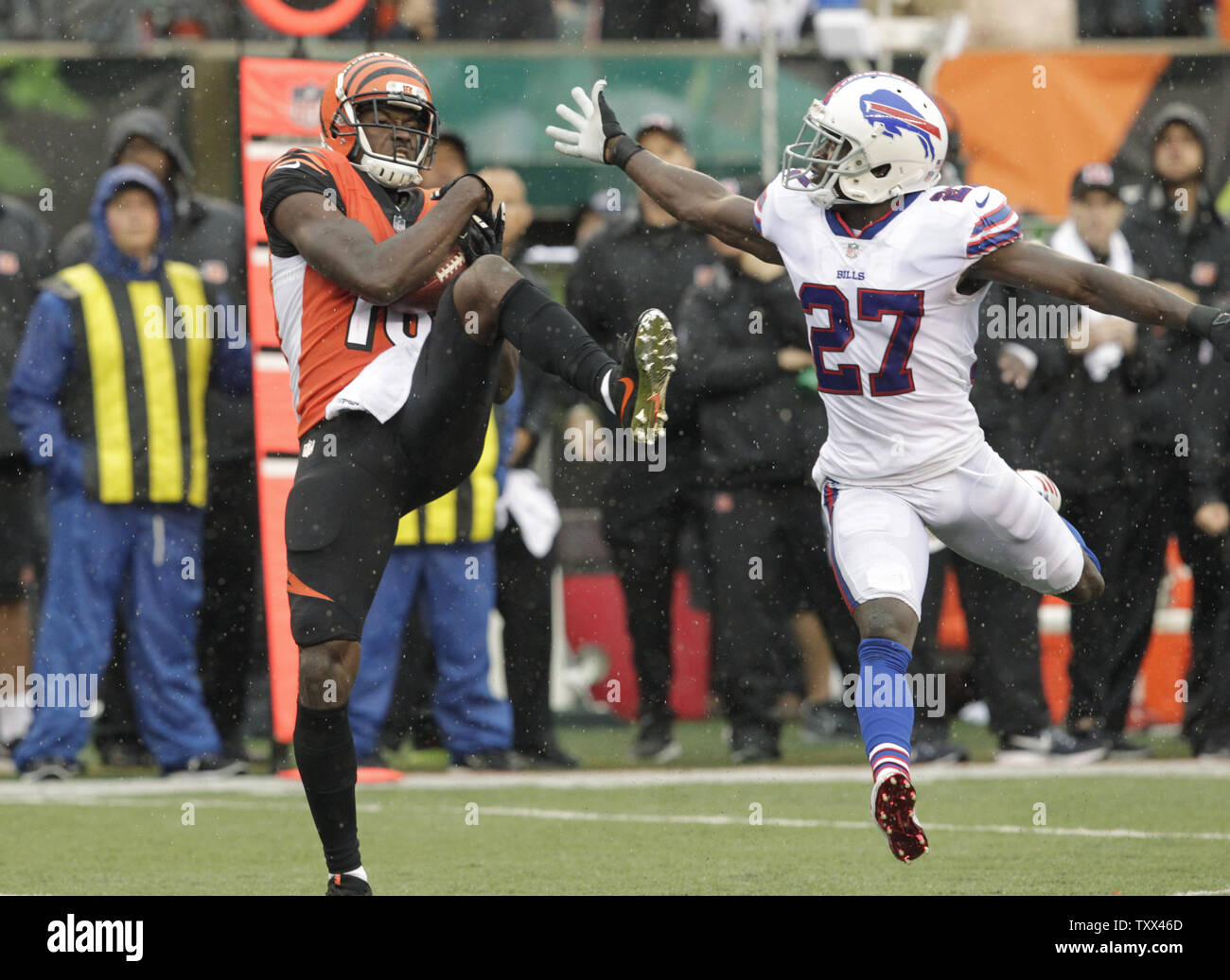 Cincinnati Bengals wide receiver A.J. Grün (18) Die Fänge unter Druck von den Buffalo Bills "Tre Davis White (27) in der zweiten Hälfte des Spiels an Paul Brown Stadium in Cincinnati, Ohio, 8. Oktober 2017. Foto von John Sommers II/UPI Stockfoto