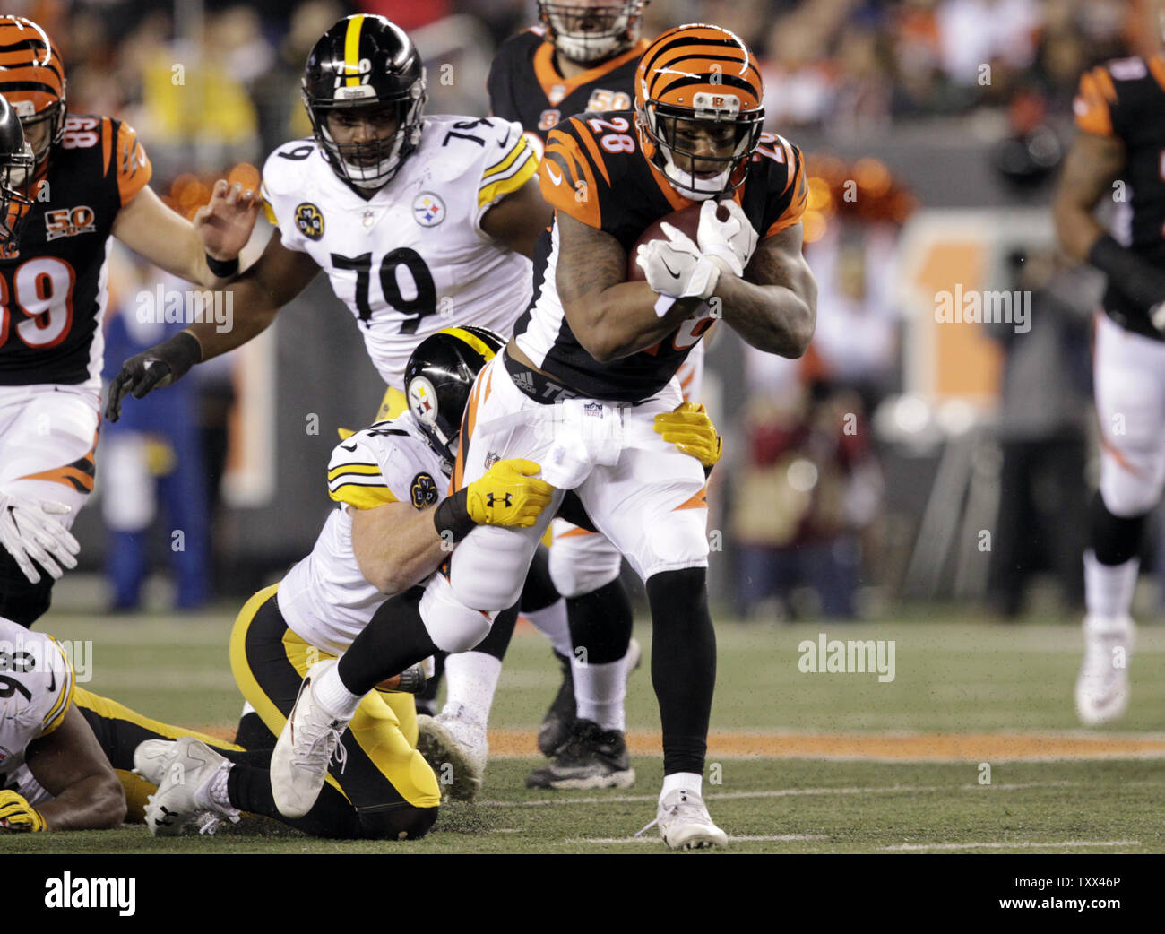 Cincinnati Bengals die Hälfte zurück Joe Nixon (28) Kämpfe in der ersten Hälfte des Spiels an Paul Brown Stadium in Cincinnati, Ohio, 4. Dezember 2017 zu befreien Sie sich von Pittsburgh Steelers" Tyler Matakevich (44). Foto von John Sommers II/UPI Stockfoto