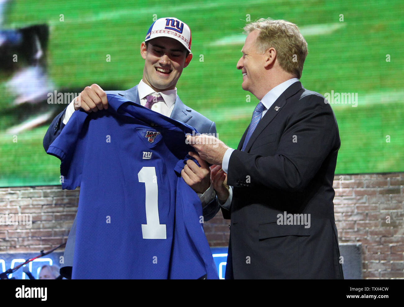 Daniel Jones vom Herzog erhält ein Jersey von NFL Beauftragter Roger Goodell nach der Übernahme von New York Giants in der NFL Draft 2019 in Nashville, Tennessee 6. aufgenommen am 25. April 2019. Foto von John Sommers II/UPI Stockfoto