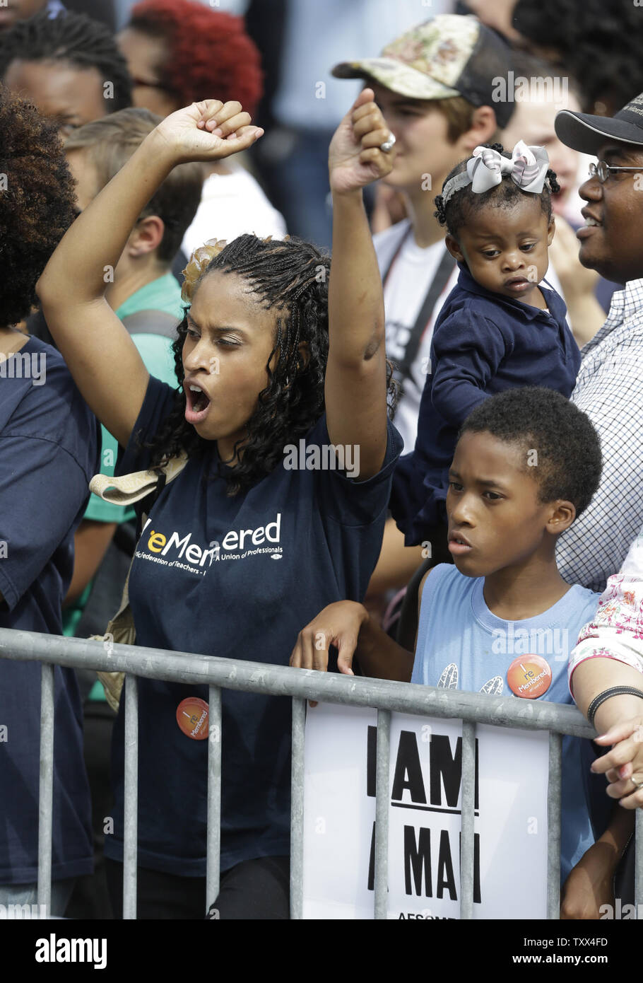 Die Leute hören auf US-Präsident Barack Obama sprechen bei Laborfest bei Henry Maier Festival Park am 1. September 2014 in Milwaukee. UPI/Jeffrey Phelps Stockfoto