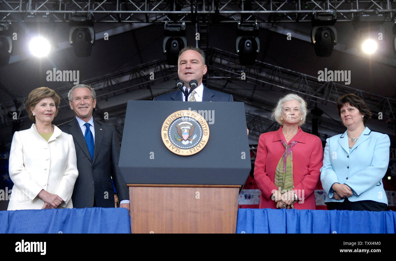 Virginia Gouverneur Tim Kaine liefert Erläuterungen zu einer Zeremonie zum Gedenken an den 400. Jahrestag der Jamestown, in Jamestown, Virginia am 13. Mai 2007. Kaine wurde von US-Präsident George W. Bush und First Lady Laura Bush (L), ehemaliger Richter des Obersten Gerichtshofs Sandra Day O'Conner (2nd-R) und der First Lady von Virginia Anne Holton. (UPI Foto/Kevin Dietsch) Stockfoto